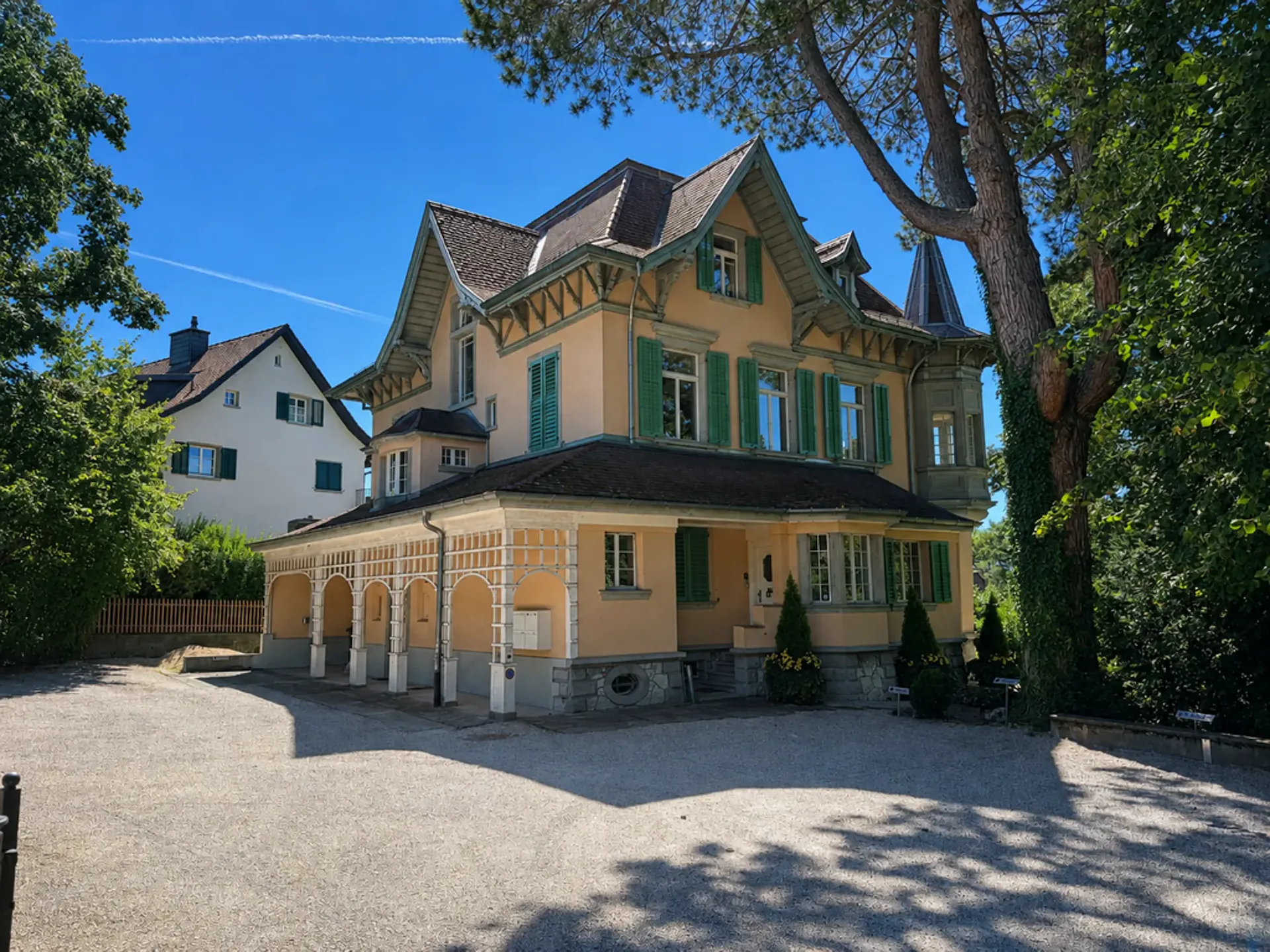 Uffici eleganti in una villa di carattere nel cuore di Zollikon