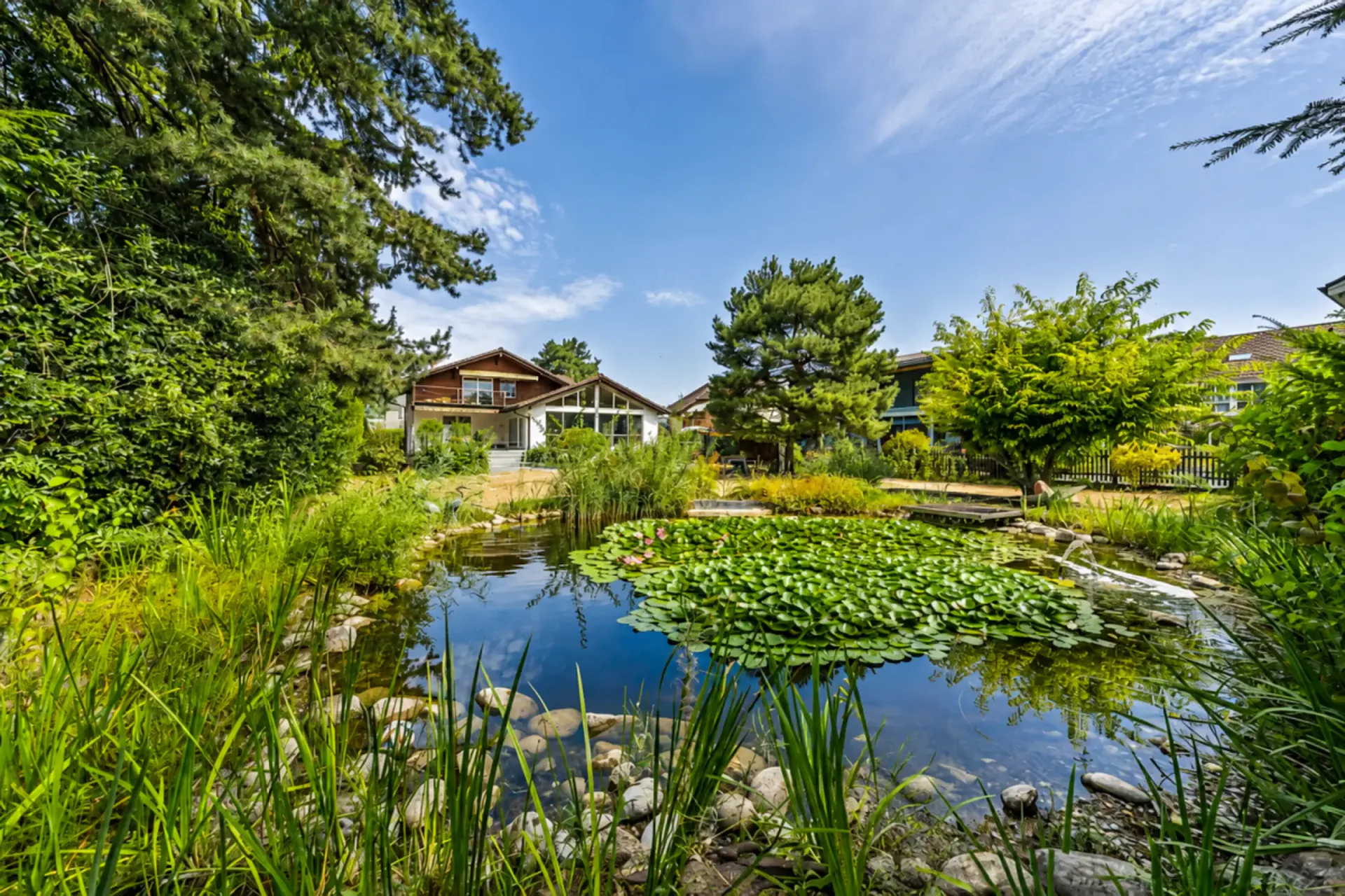 Bonheur du logement au bord de l'eau : Maison exclusive de 6,5 pièces avec oasis naturelle privée