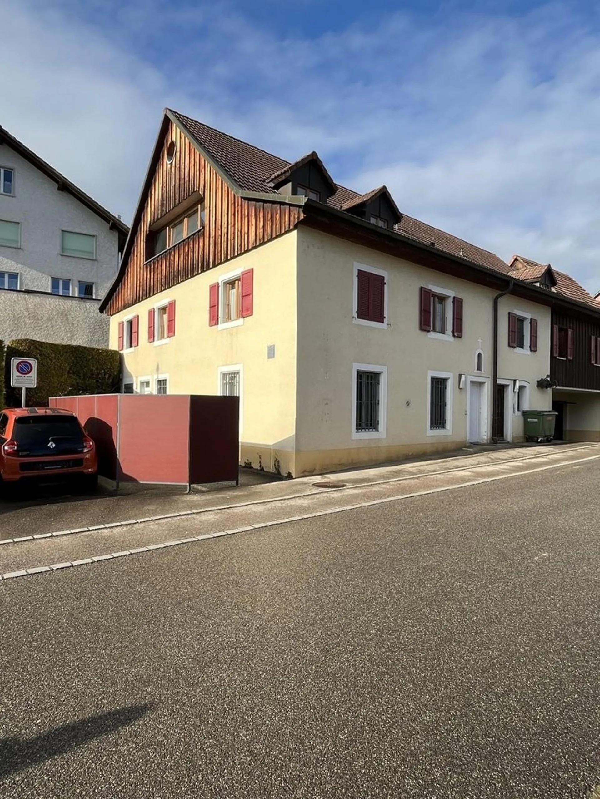 Große 6.5-Zimmer-Wohnung in Courtedoux zur Miete! Erster Nettomietzins kostenlos!
