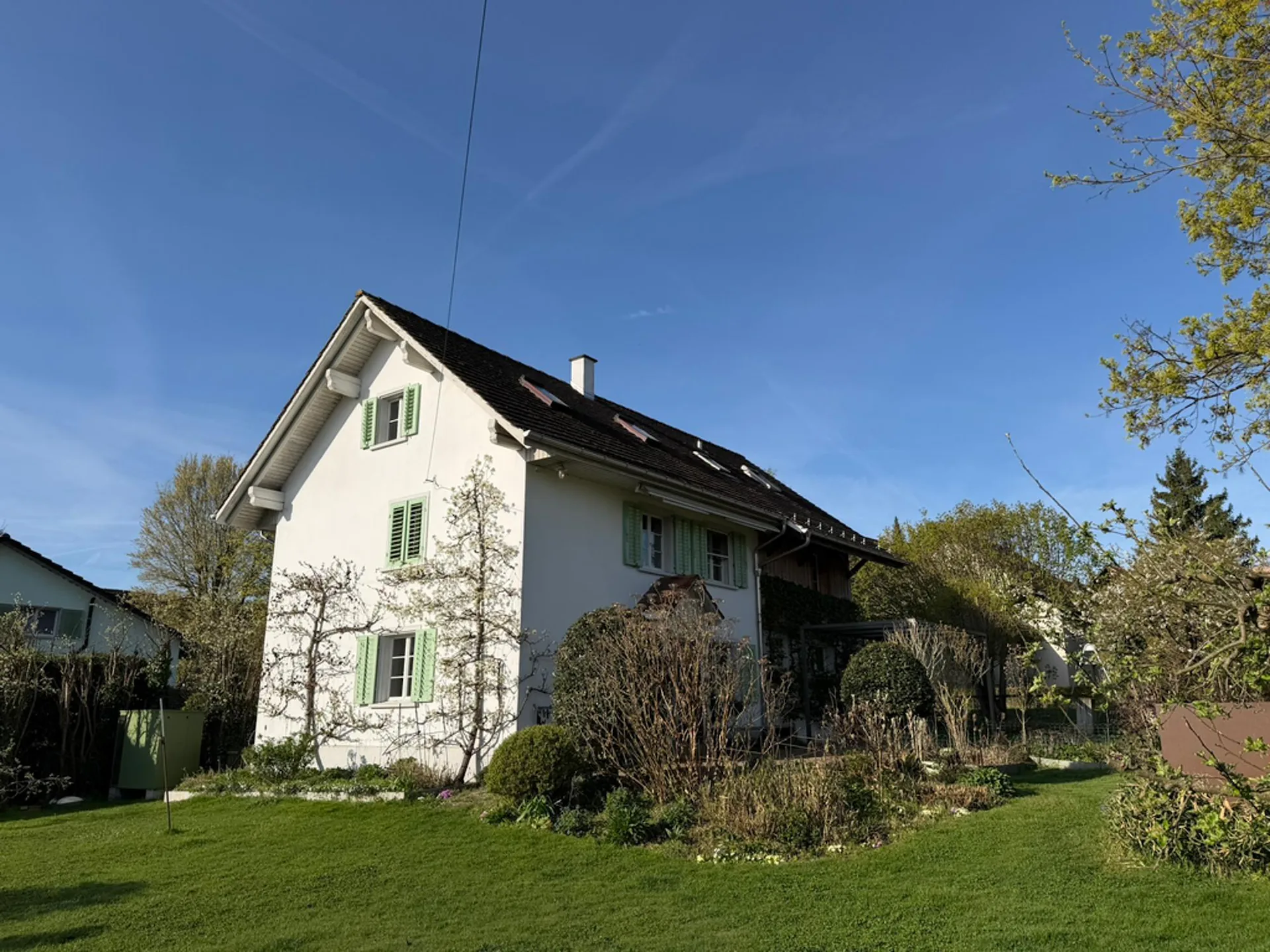Casa unifamiliare di 7 camere con grande giardino e box auto