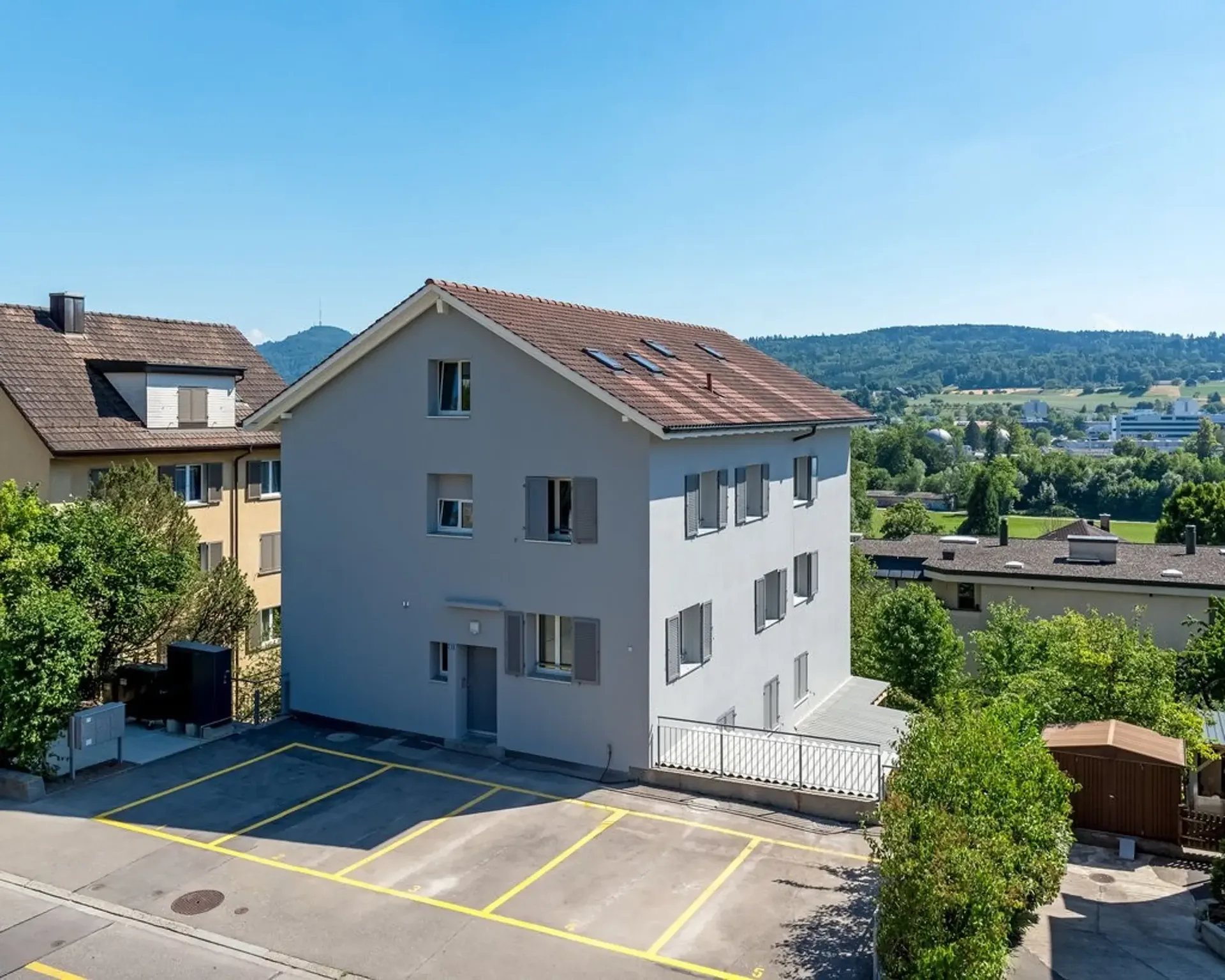 Aussenparkplatz an zentraler Lage in Oberengstringen