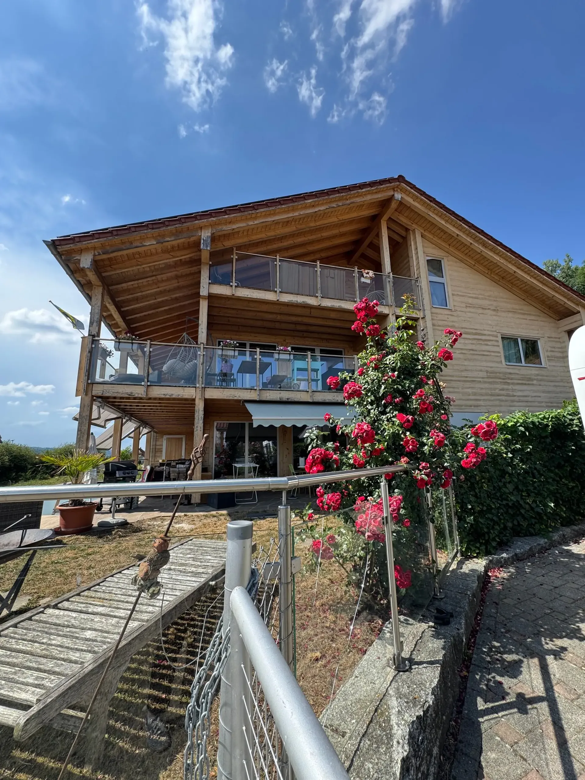 Casa di 3 famiglie con scuderia per cavalli, arena di equitazione, piscina naturale e vasca di overflow