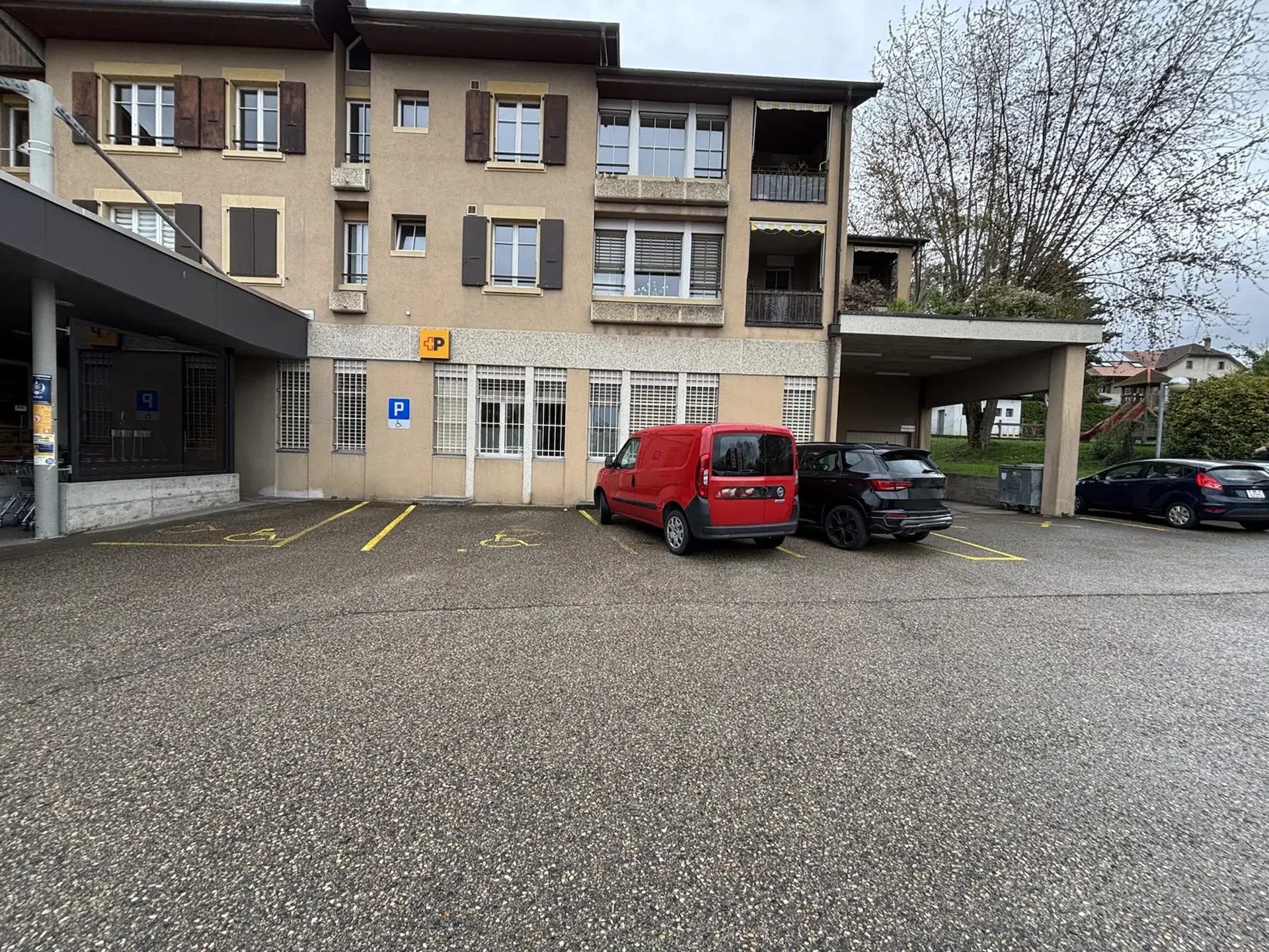 Zu vermieten Fläche von 258 m2 im Zentrum von Bevaix