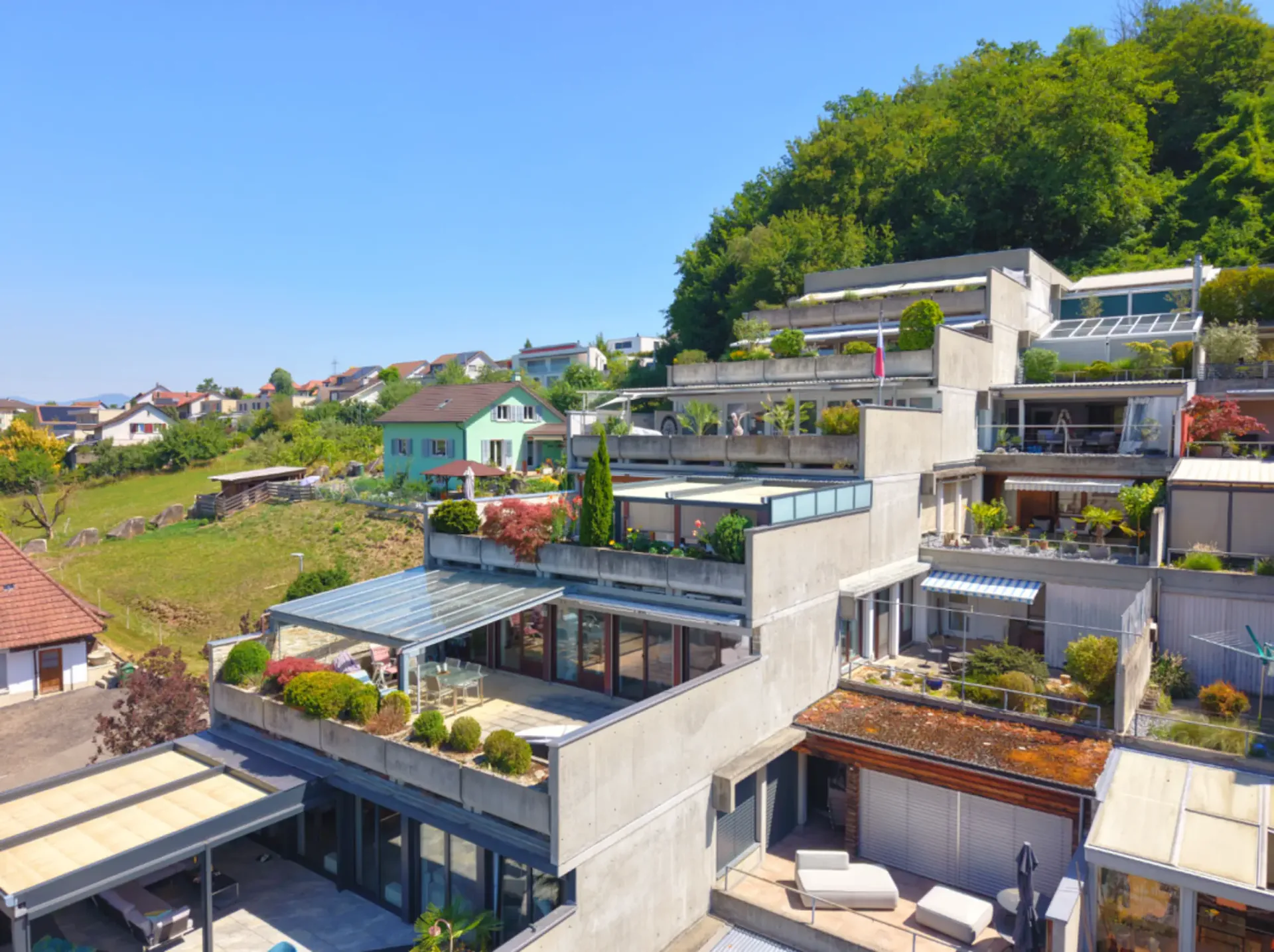 Vivre avec une vue - appartement en terrasse lumineux avec piscine & sauna