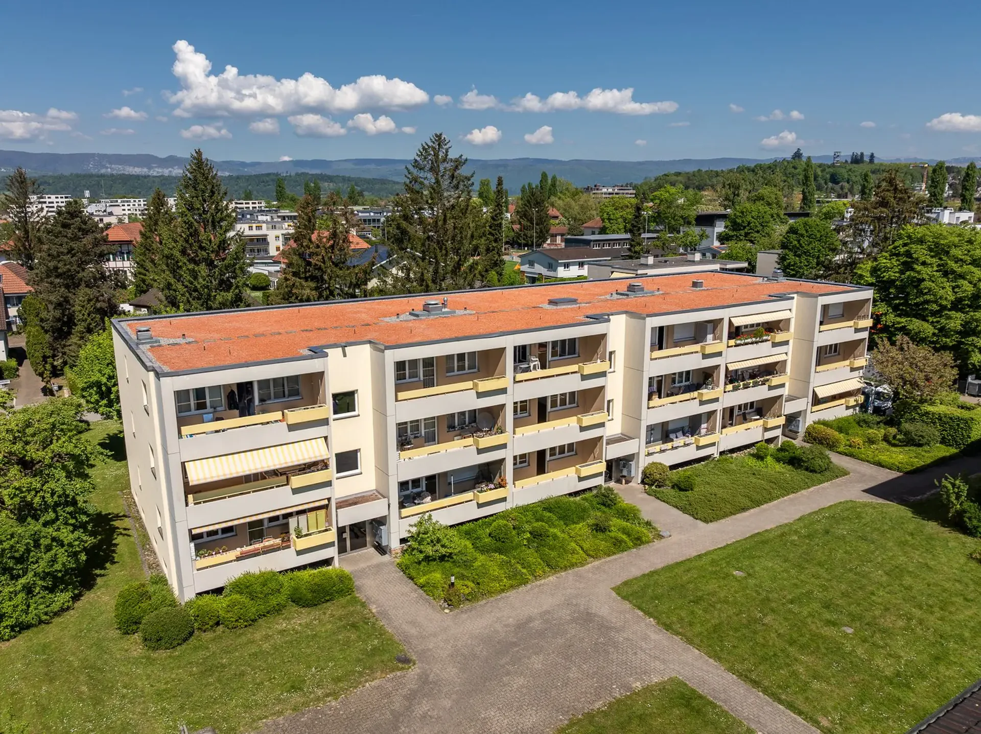 Freshly renovated 4.5-room apartment with balcony and view