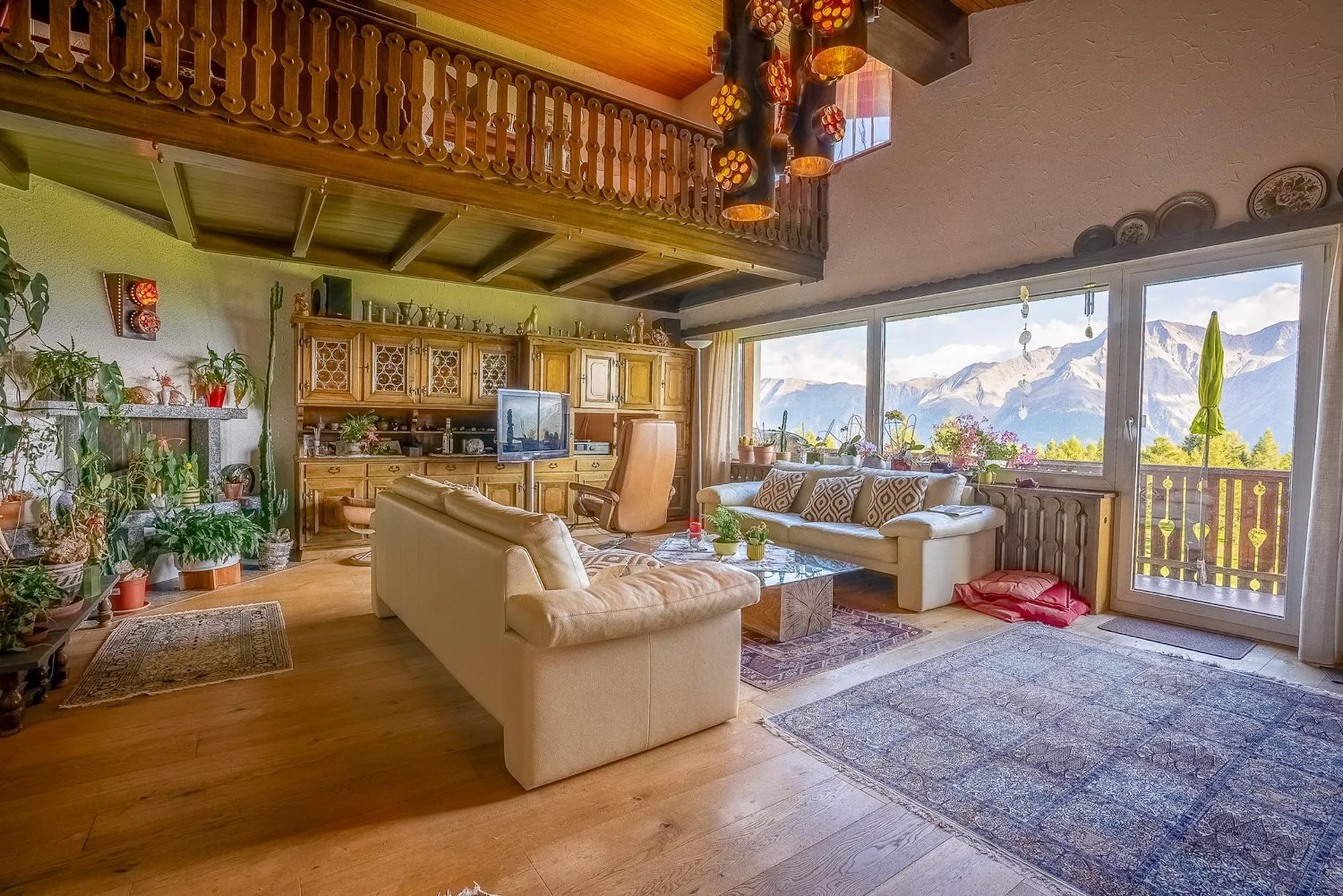 Authentic attic apartment with a view of the golf course and high ceilings