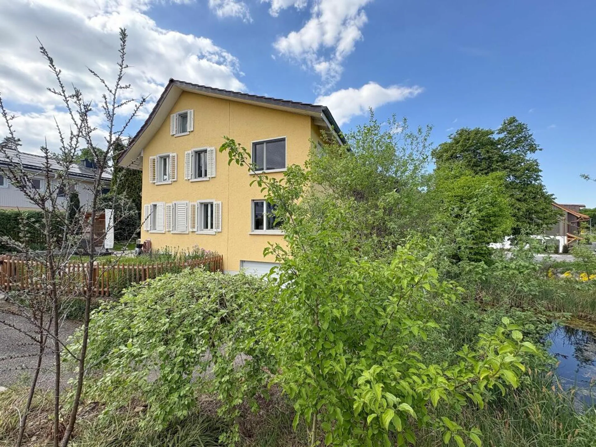 4.5-Zimmer-Doppeleinfamilienhaus an sonniger Lage