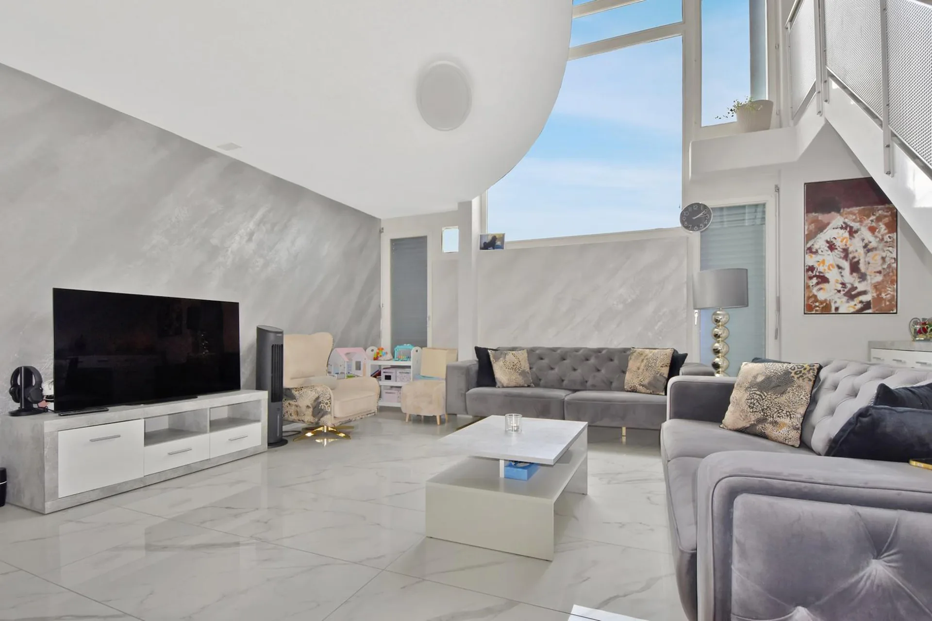 Attractive 5.5-room maisonette apartment with garden, hobby room, and 3 underground parking spaces