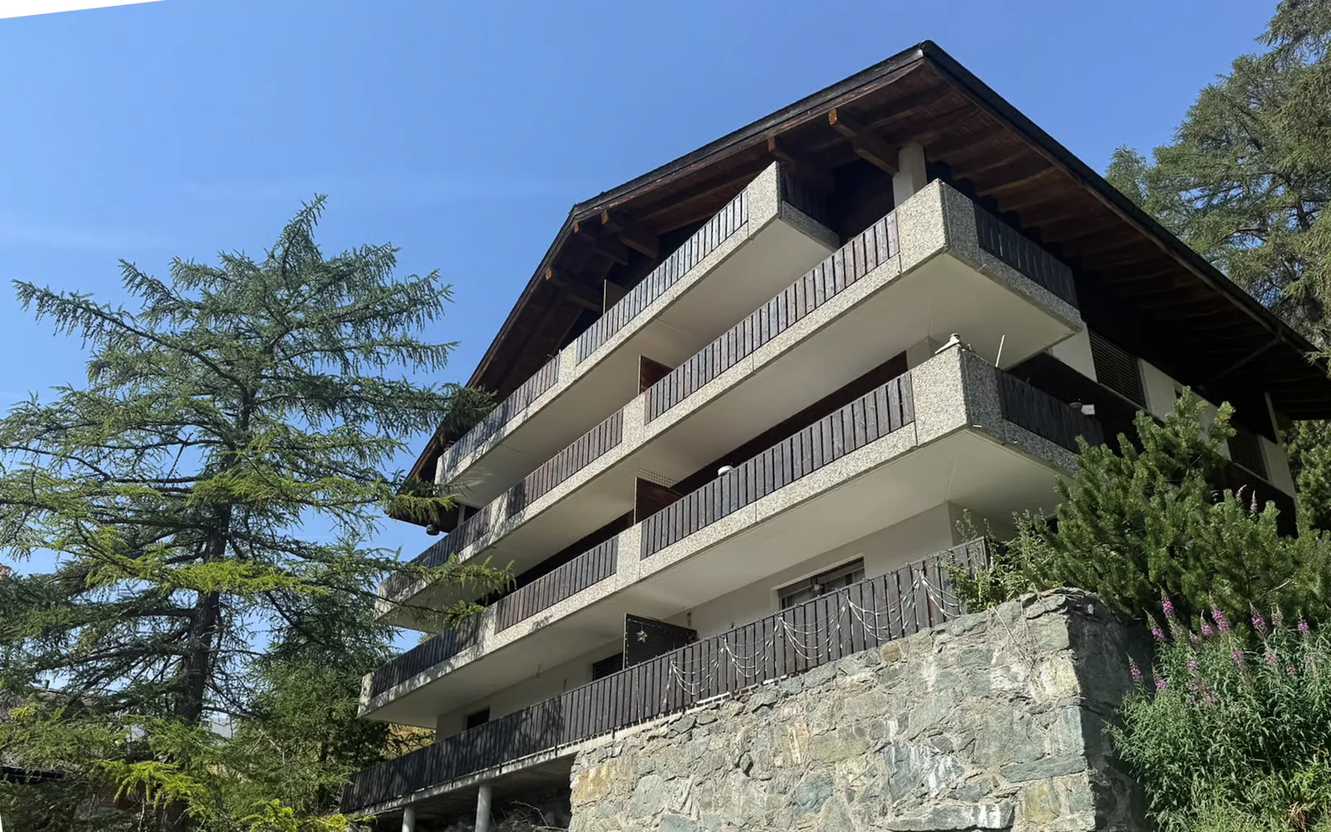 Bright 4.5 room apartment with a beautiful view of the village