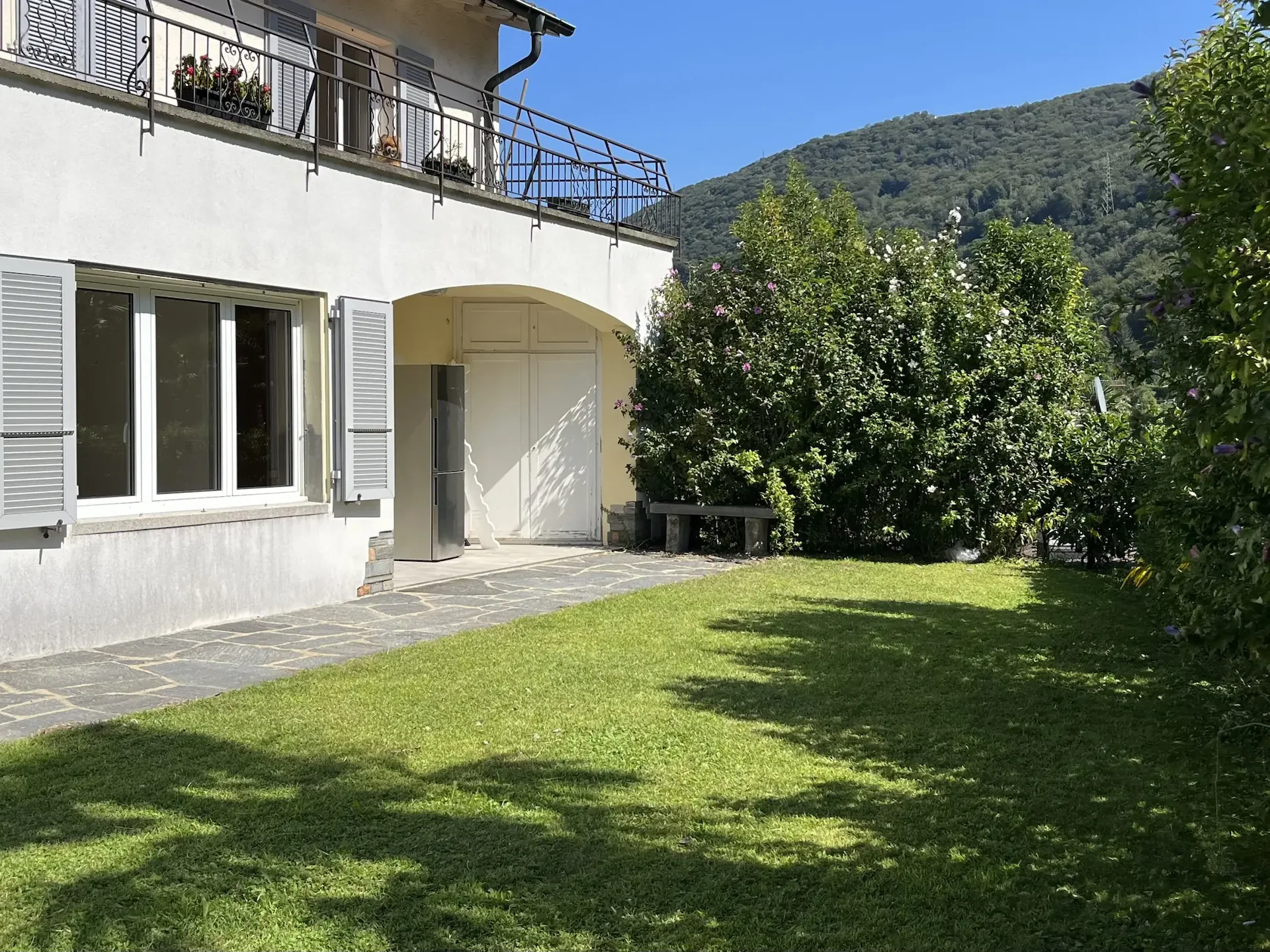 LUMINEUX 2.5 PIÈCES AVEC PISCINE ET GRAND JARDIN À BARBENGO