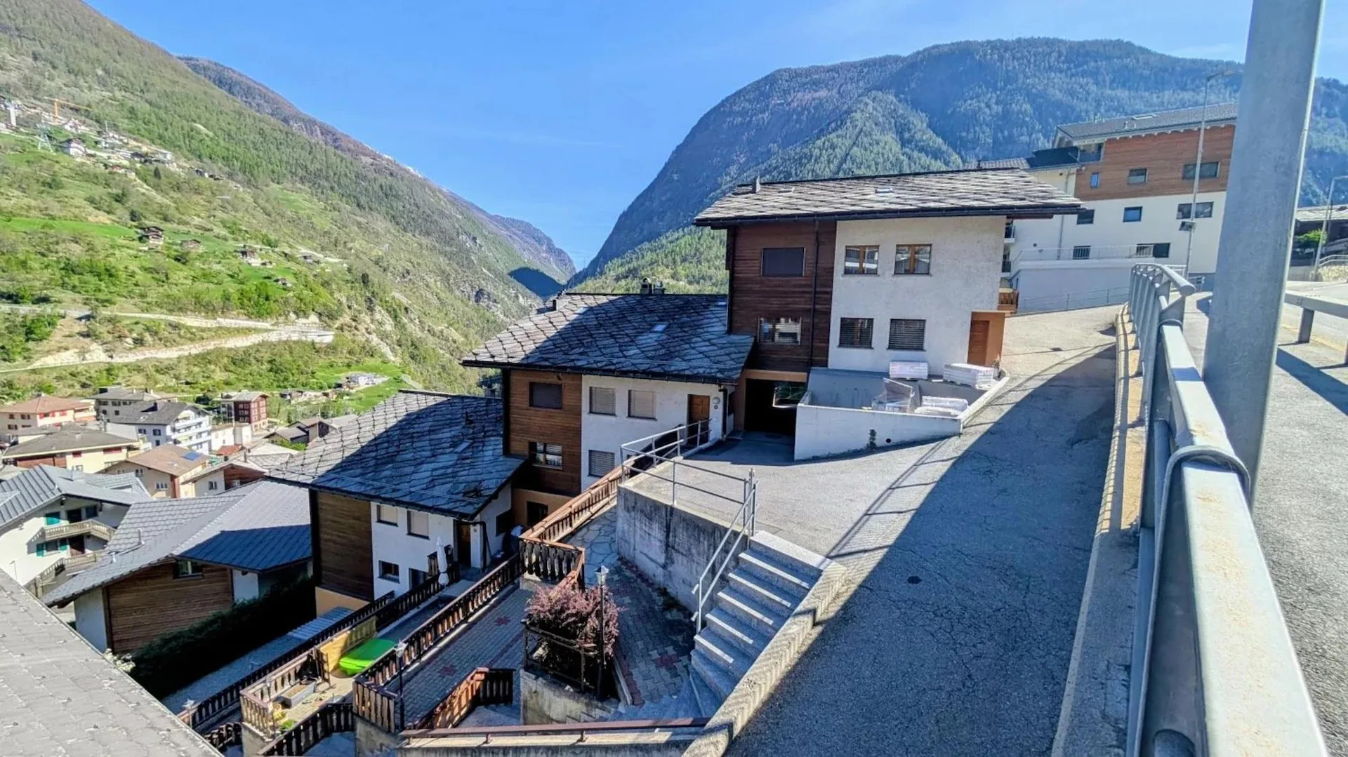 Charming garden apartment with a view and garage in Stalden