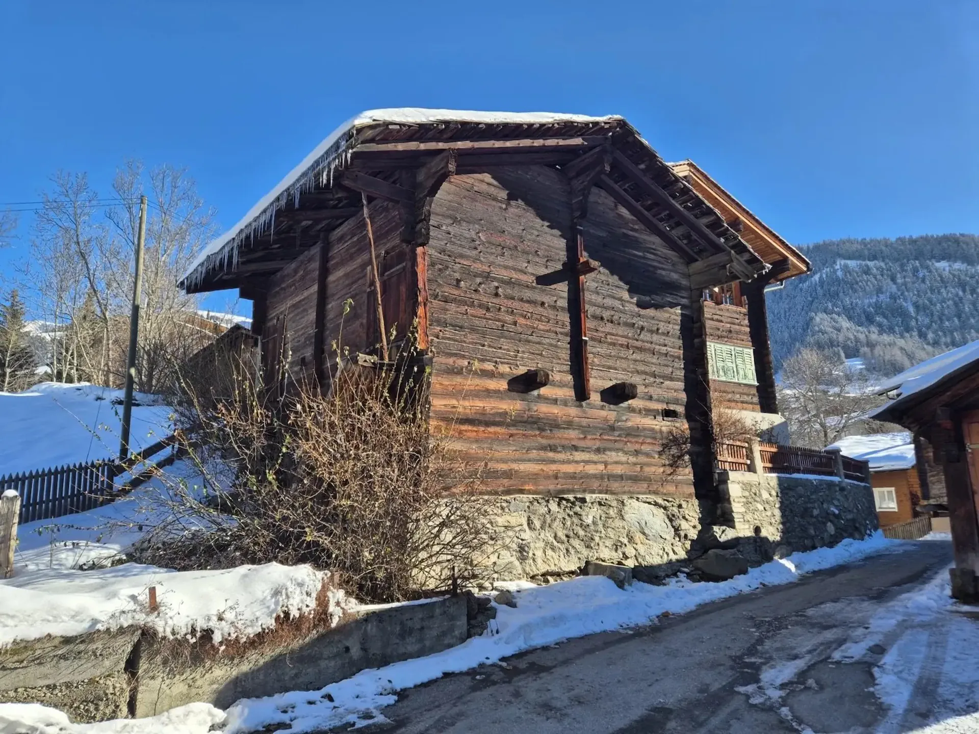 Stadel im typischen Walliserstil inmitten von Fiesch