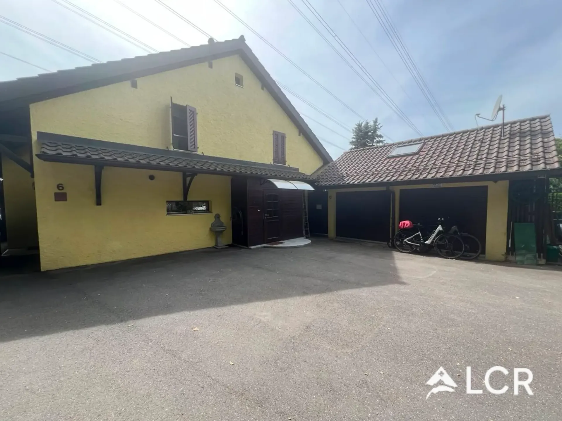 Bella casa di 5.5 locali arredata / 3 camere da letto / 1 bagno / 1 terrazza / 2 posti auto / 1 grande giardino privato (nessun vis-à-vis)