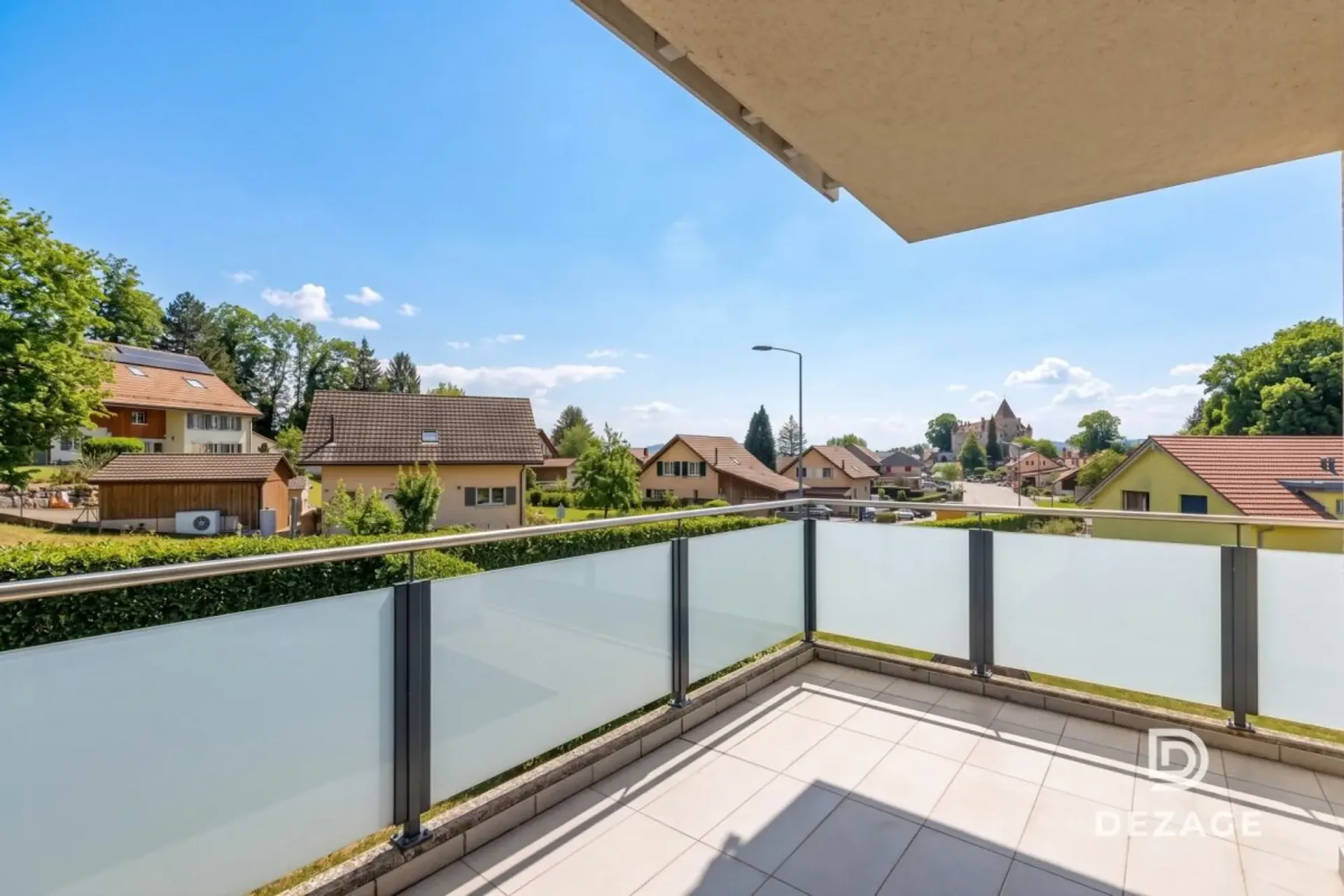 Large family apartment with covered balcony and view of Oron Castle!