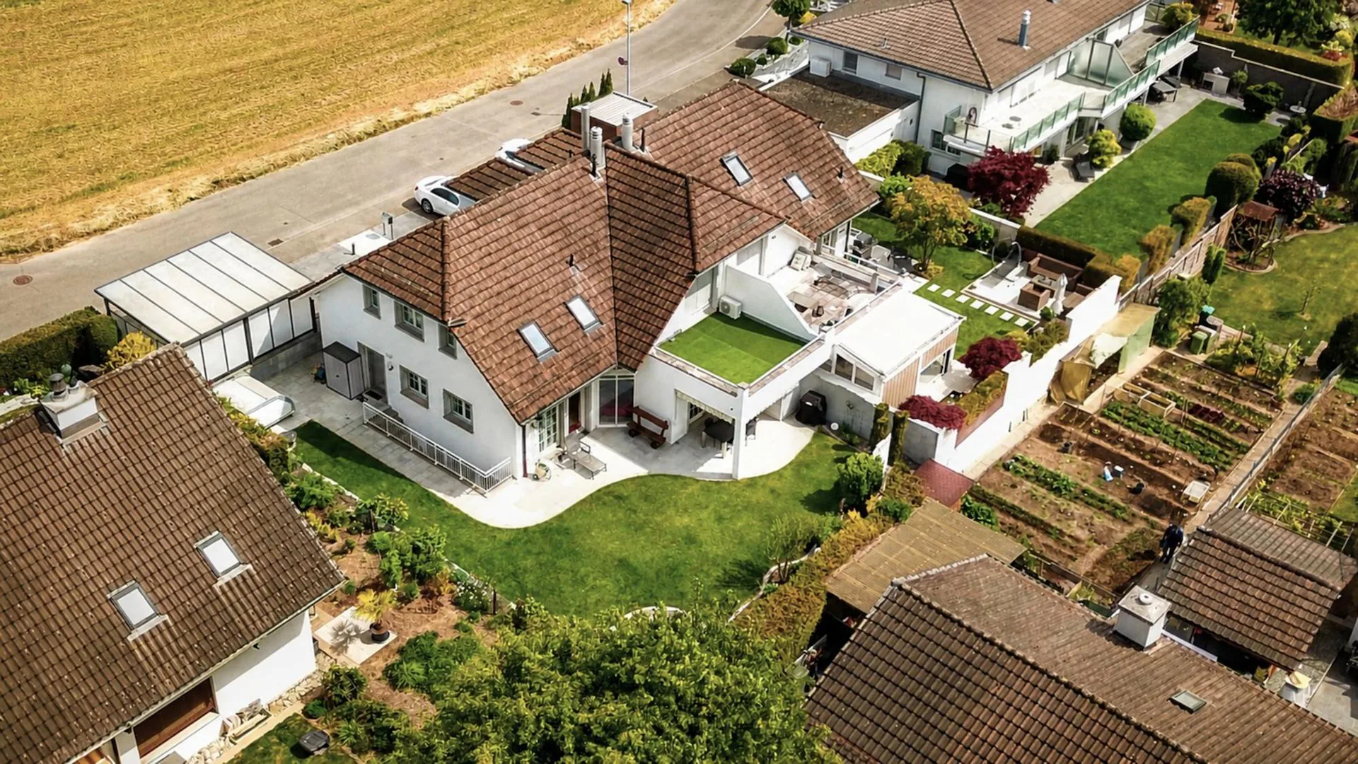 Your new home with garden paradise - 8.5-room semi-detached house in Unterengstringen
