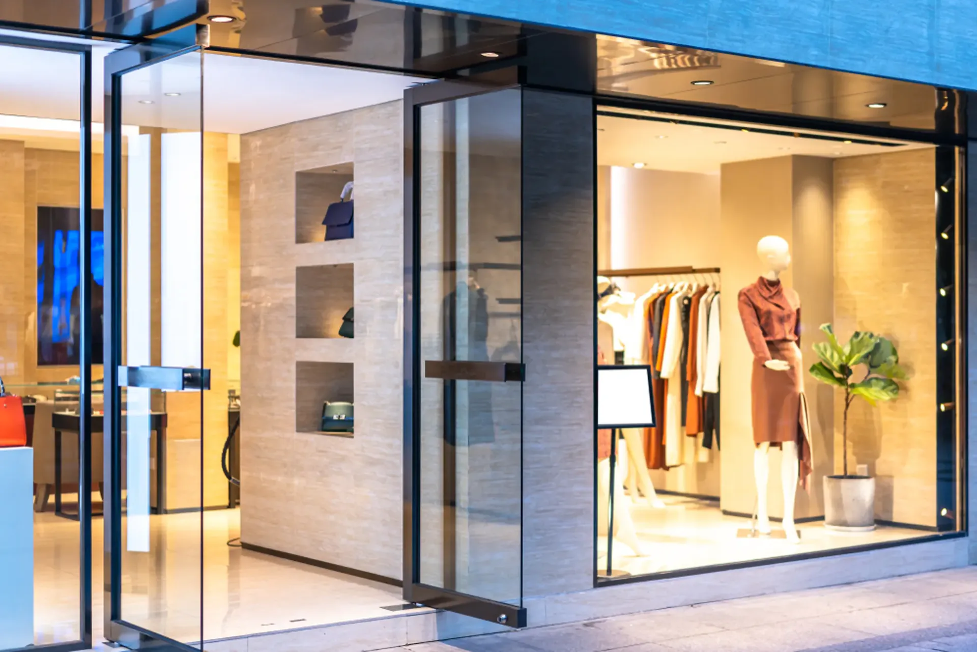 LAUSANNE SOUS GARE : BOUTIQUE AVEC BELLES VITRINES À REMETTRE