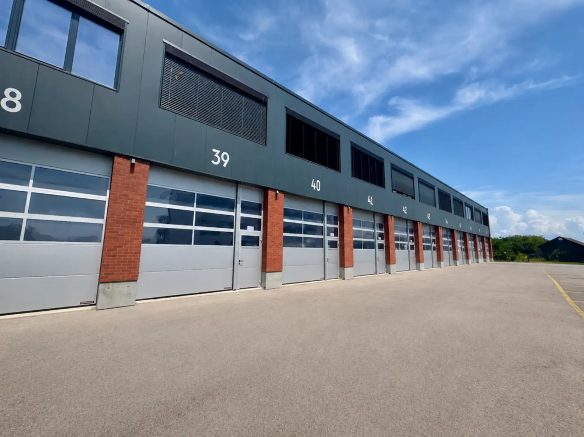 Halle für Handwerk oder Industrie auf zwei Ebenen
