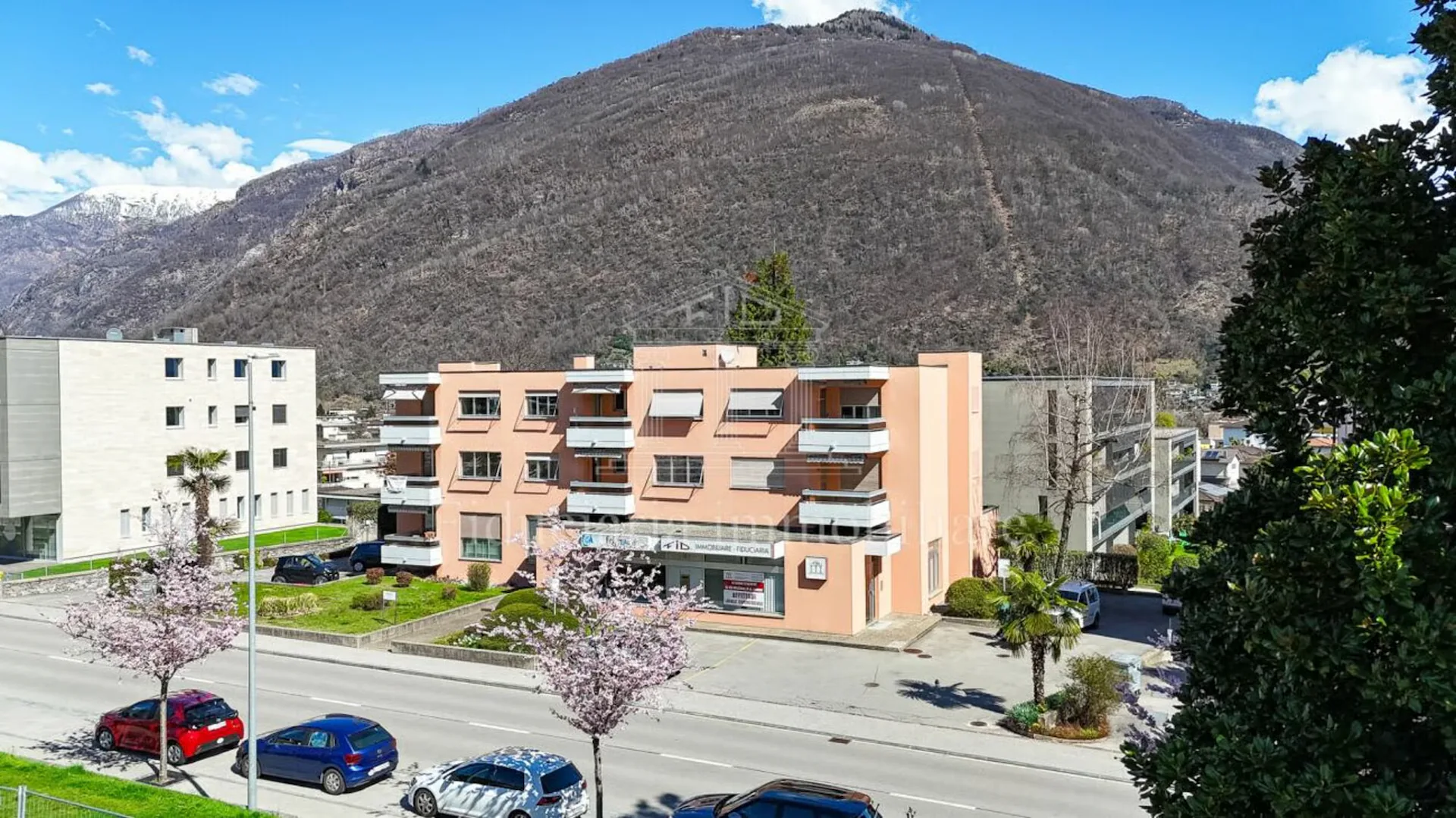 LOSONE - Helles und vielseitiges Gewerbefläche in zentraler Lage
