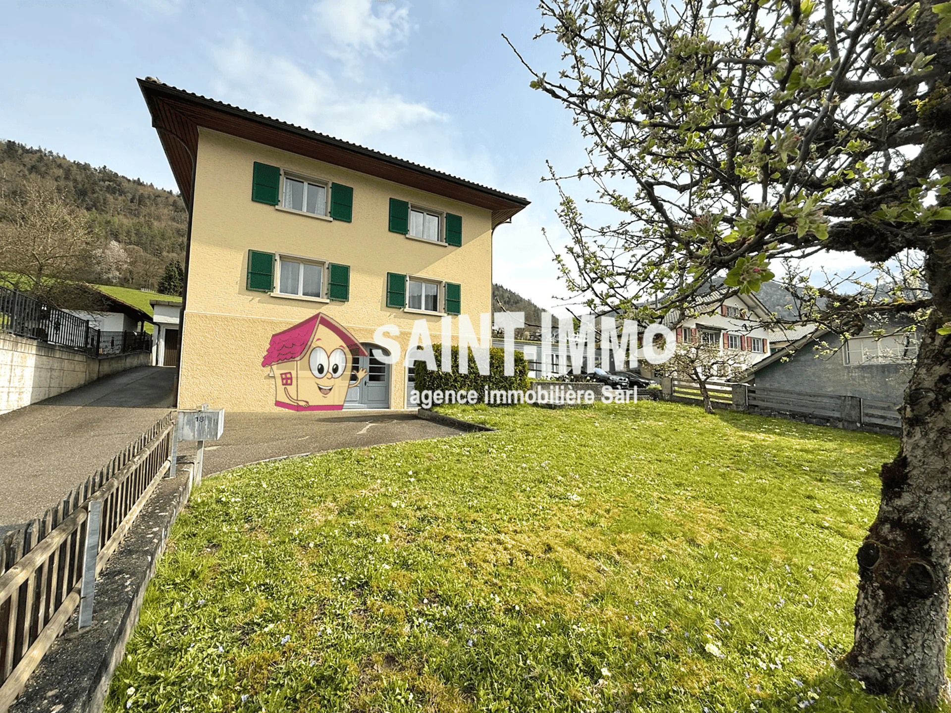 Casa familiare con due appartamenti, giardino, dépendance, terrazza e garage