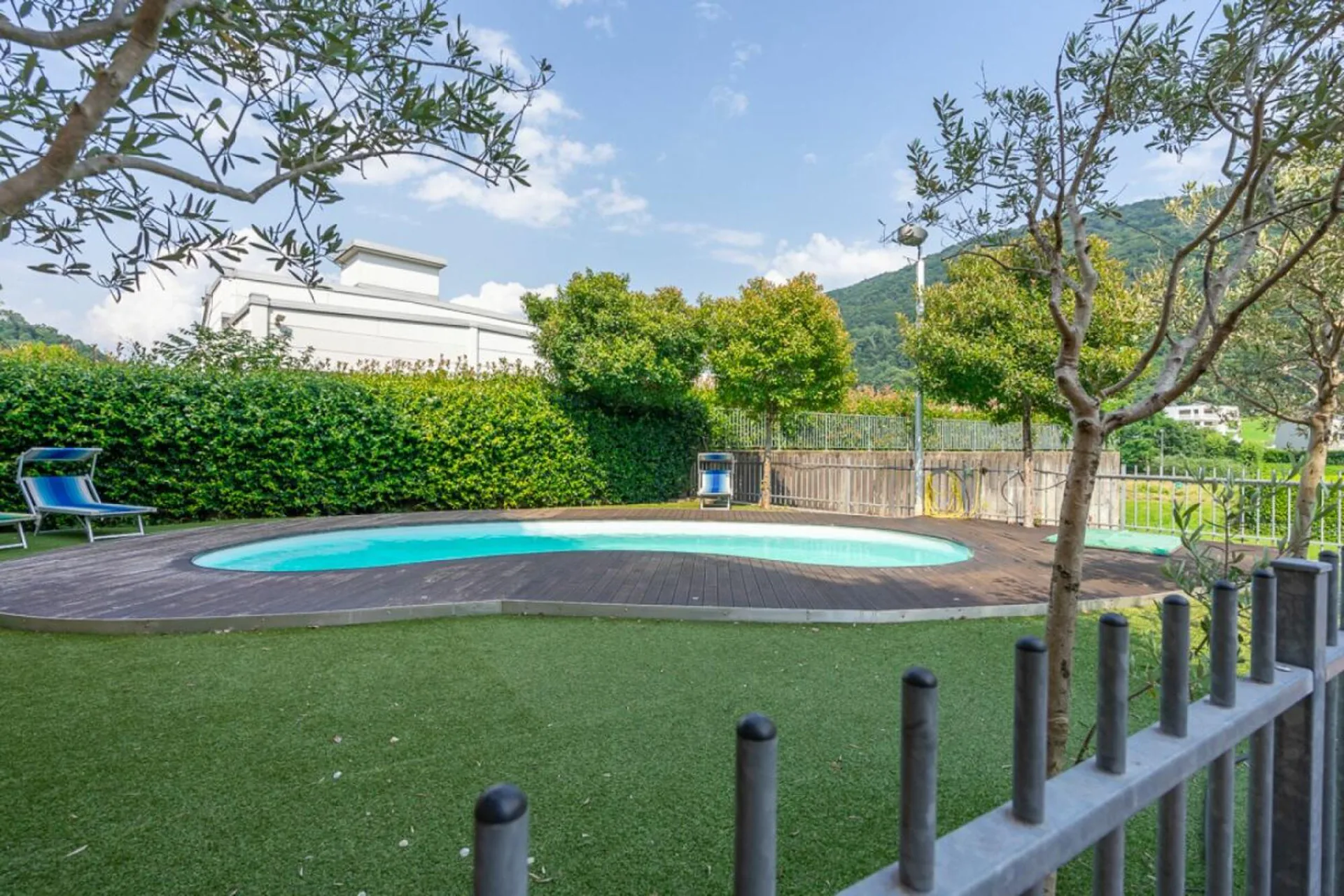 BARBENGO ÉCOLES · 4.5 PIÈCES AVEC PISCINE EN COPROPRIÉTÉ ET JARDIN ATTACHÉ