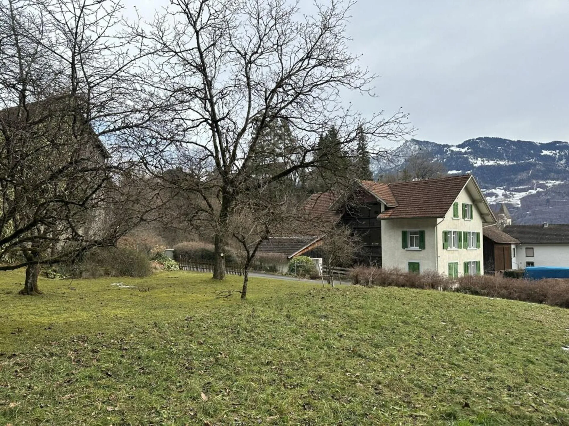 787 m2 building land in the village core zone Sevelen with old residential house and barn