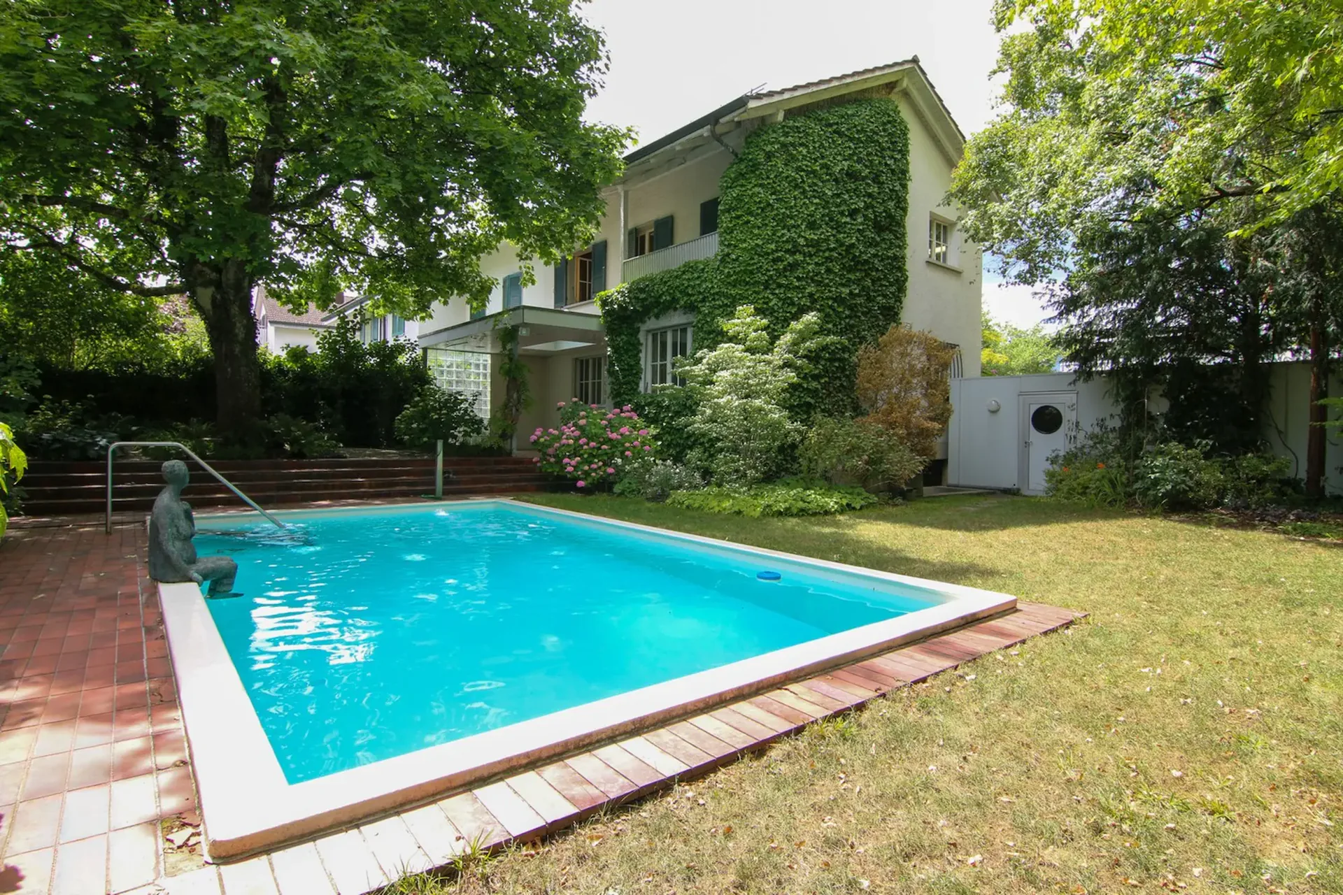 Oasis verte avec piscine - Votre refuge en ville