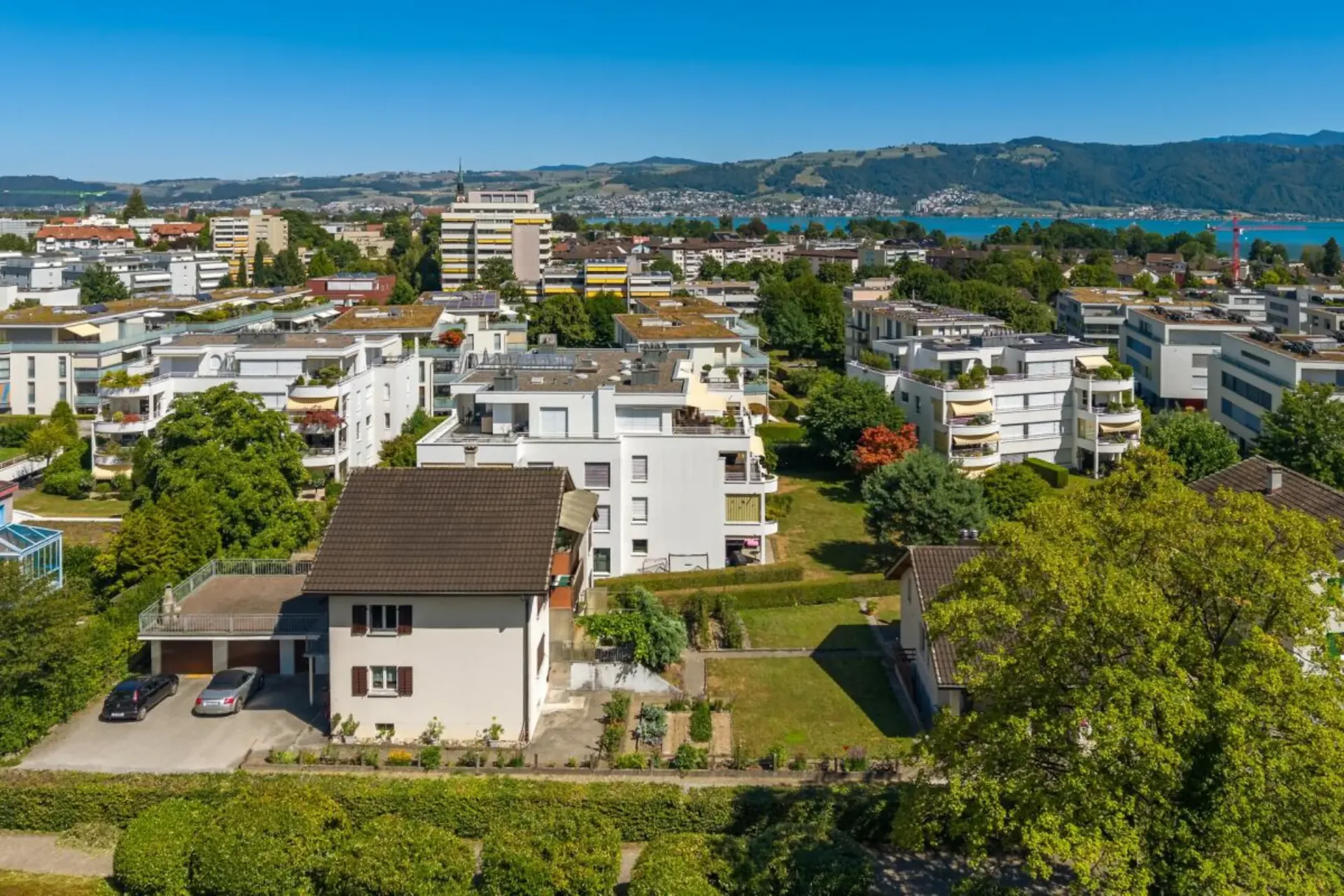 Terrain à bâtir avec maison multifamiliale existante