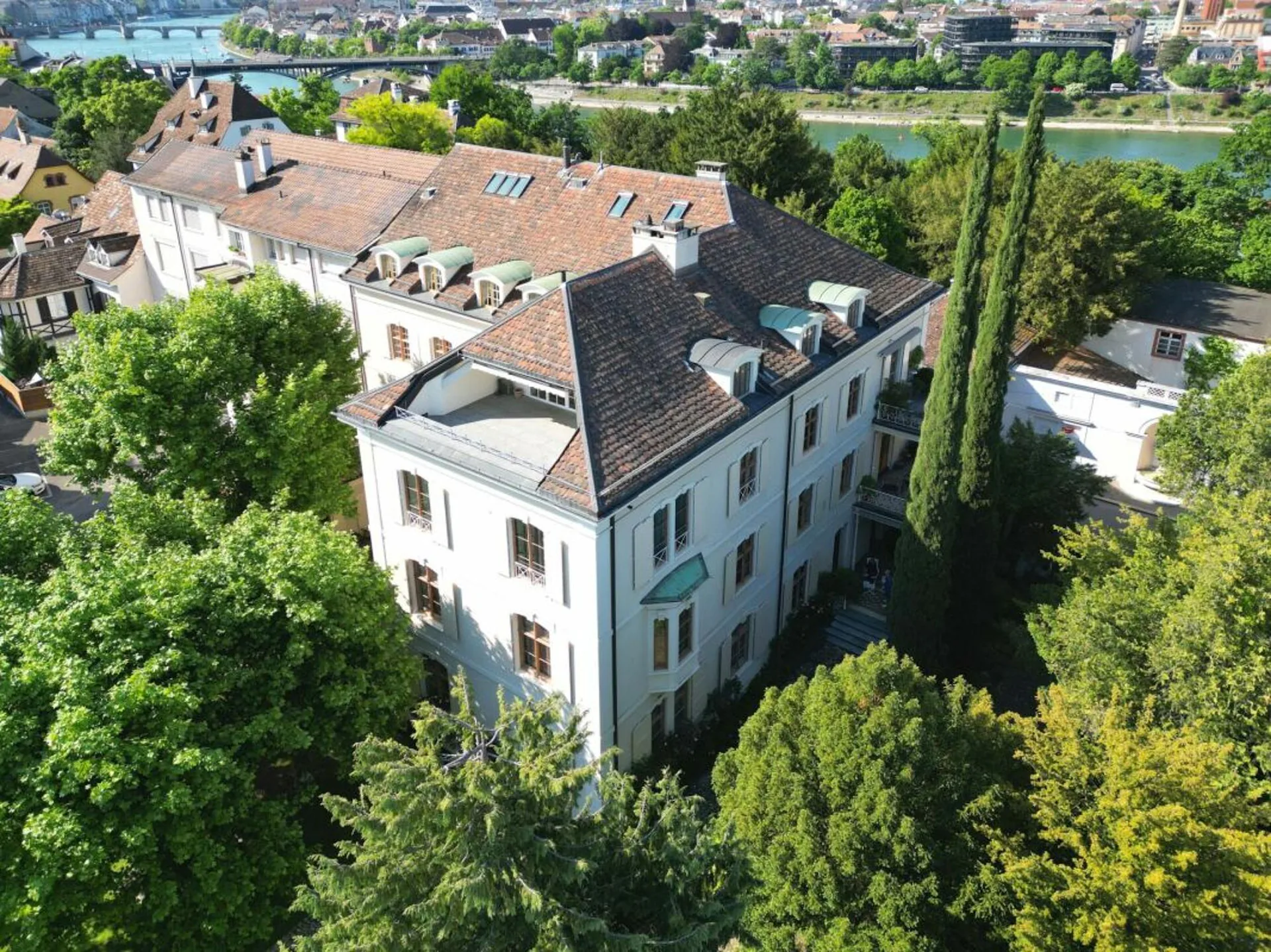 Charme d'ancien bâtiment raffiné - Appartement-maisonnette en mansarde incl. parking