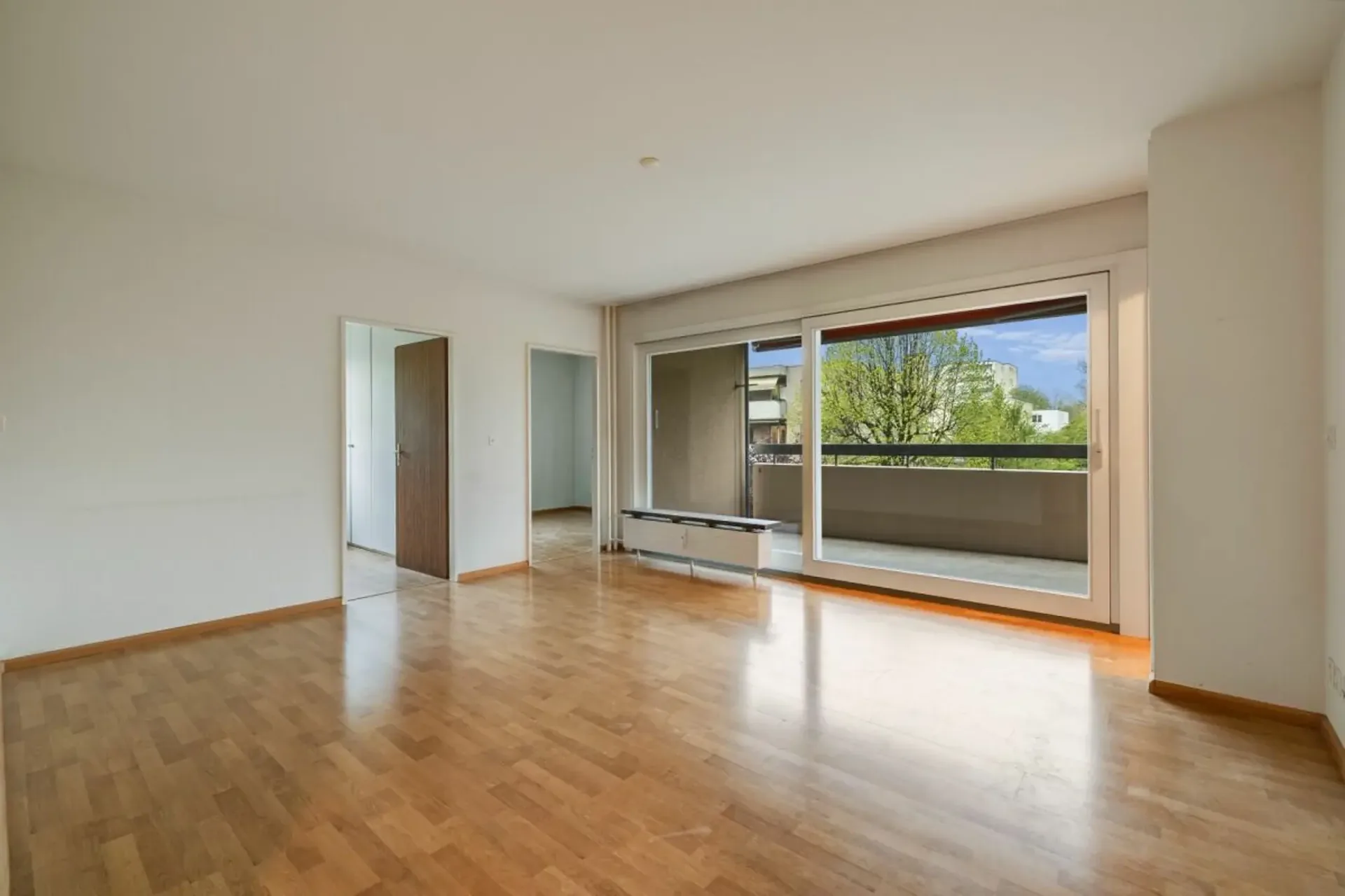 Sunny 4-room apartment with balcony and view of the green