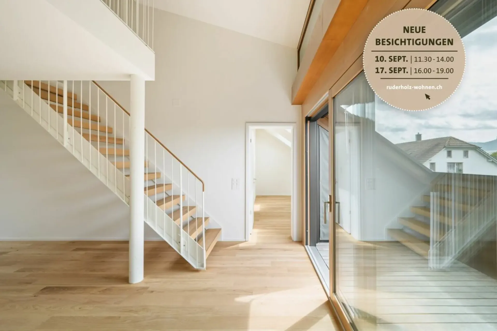 Un foyer avec caractère de loft et terrasses sur le toit spacieuses