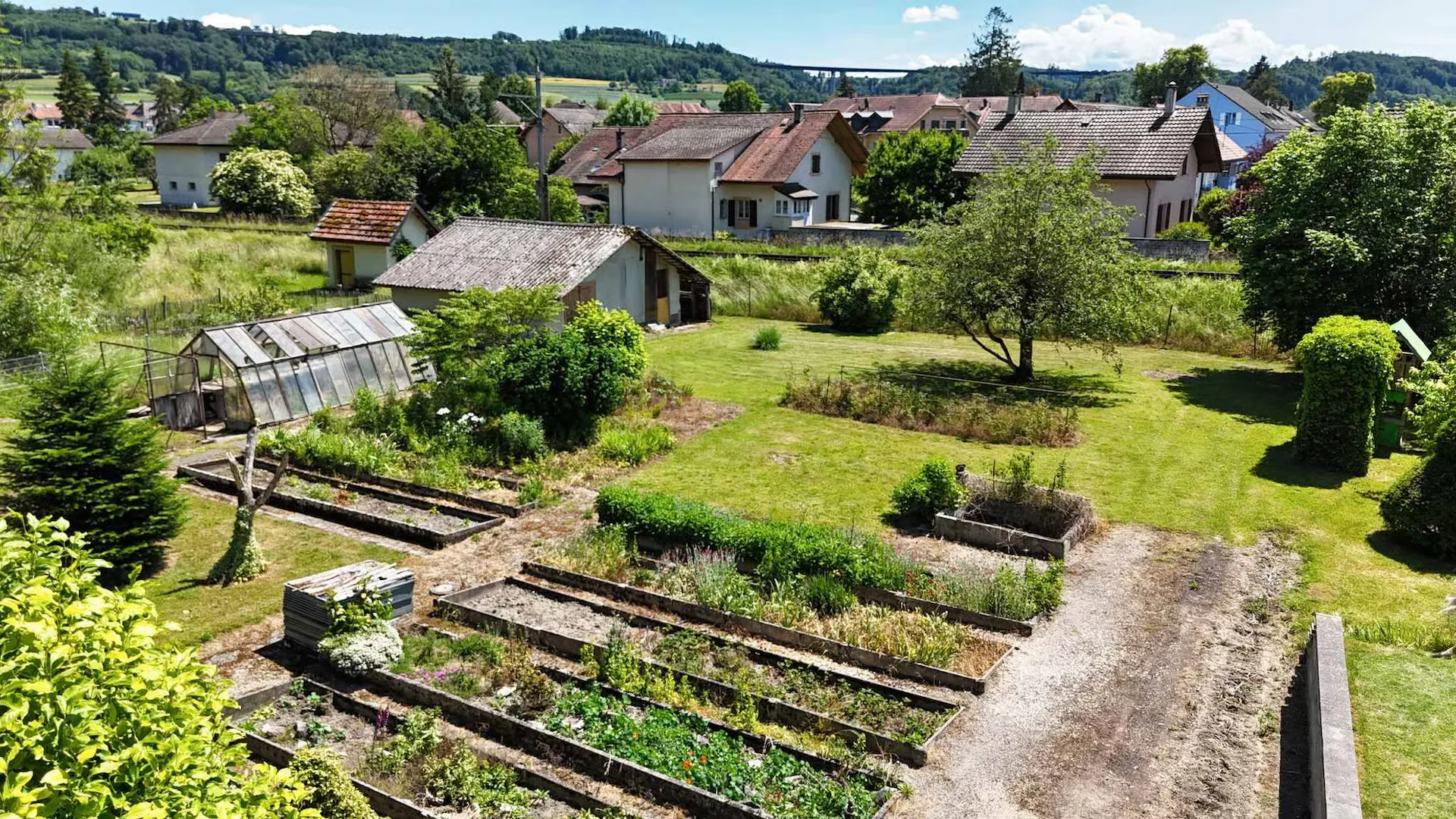 Casa di carattere con grande giardino, a due passi dal lago di Neuchâtel