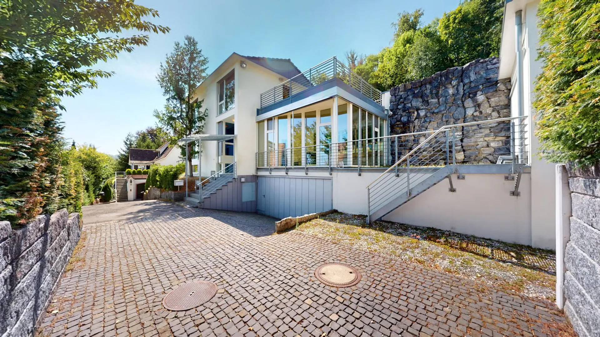 Einzigartige 8,5 Zimmer Split-Level-Villa mit Pool grossem Garten und einem Panoramaausblick