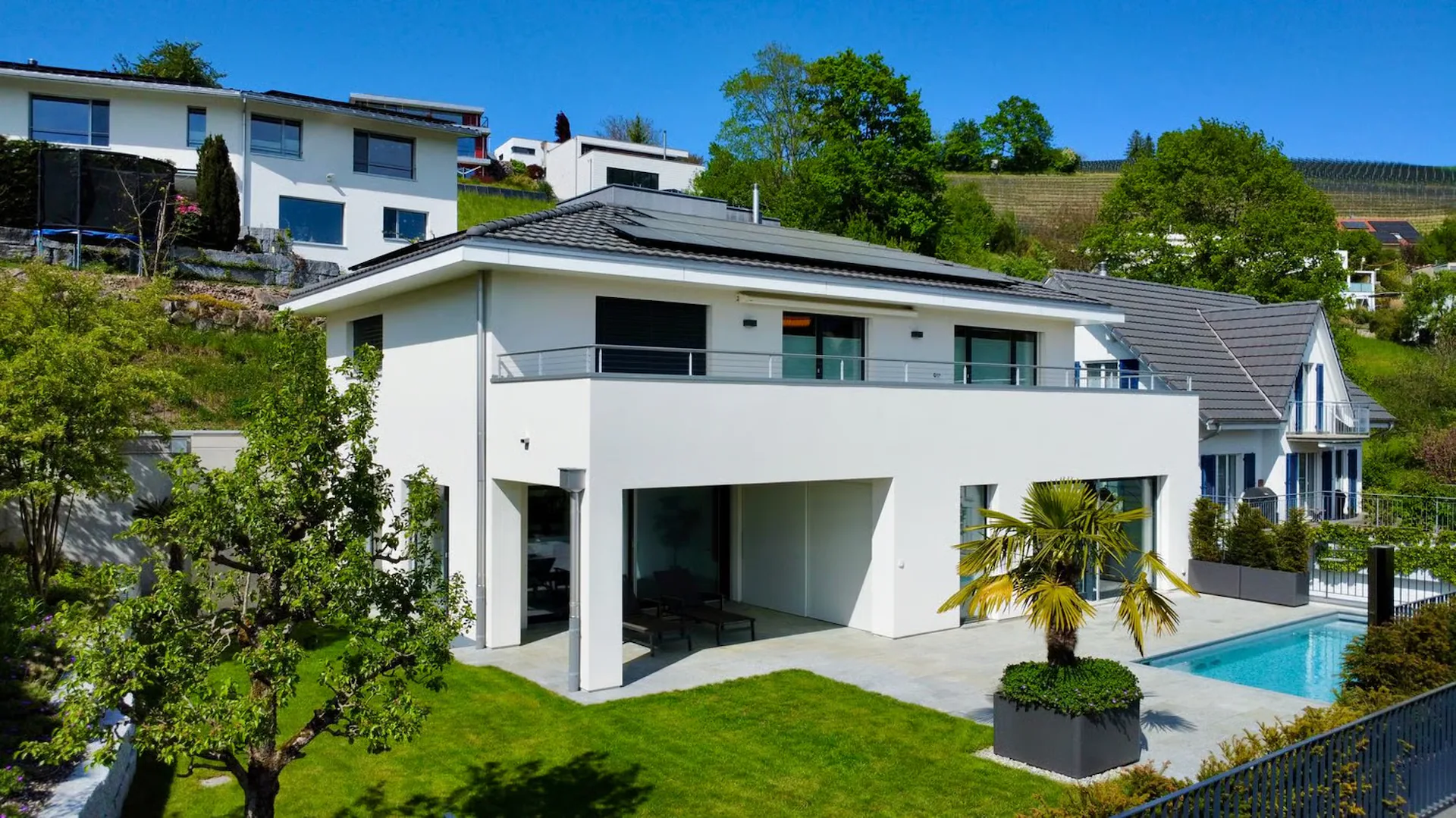 Bright 6.5 room family home with pool and three garages at the best 180-degree panoramic view