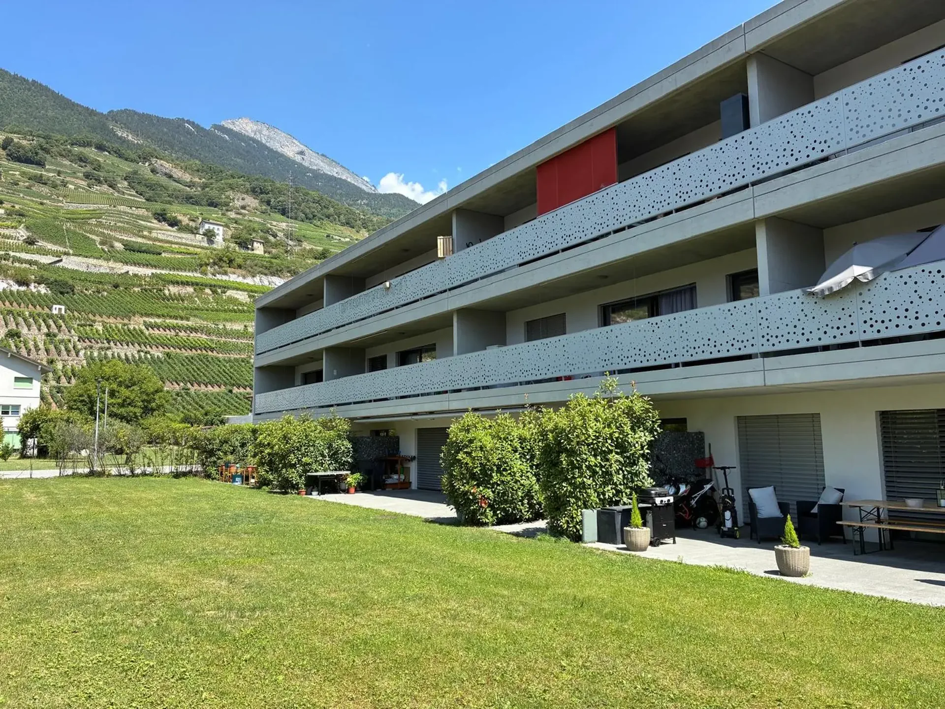 Ground floor with terrace and lawn access – 2 parking spaces