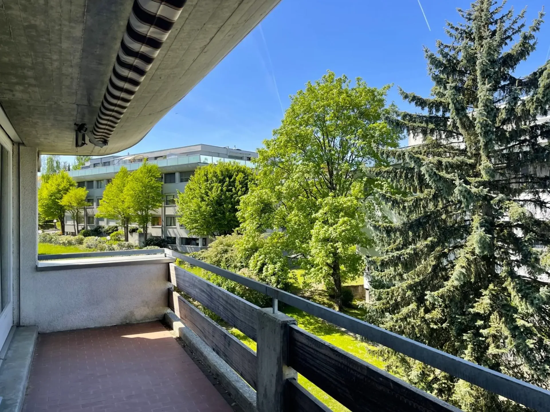 Schéma d'étage agréable, balcon et terrasse sur le toit