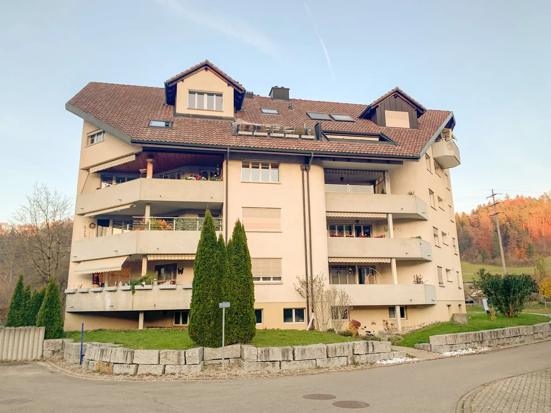 sehr grosse 4.5-Zimmer-Dachwohnung mit eigenem Waschturm und Lift