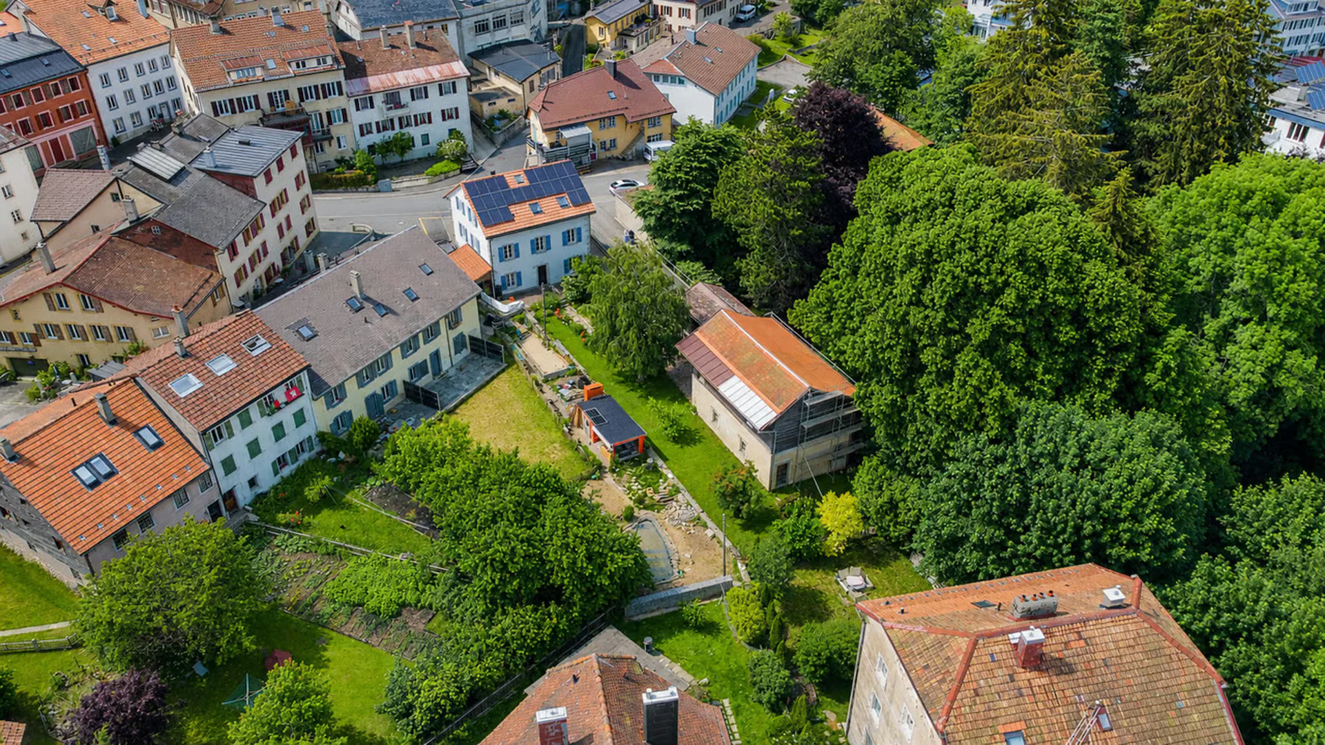 Casa indivisa di 6,5 locali, 2 studi, grande dipendenza con garage