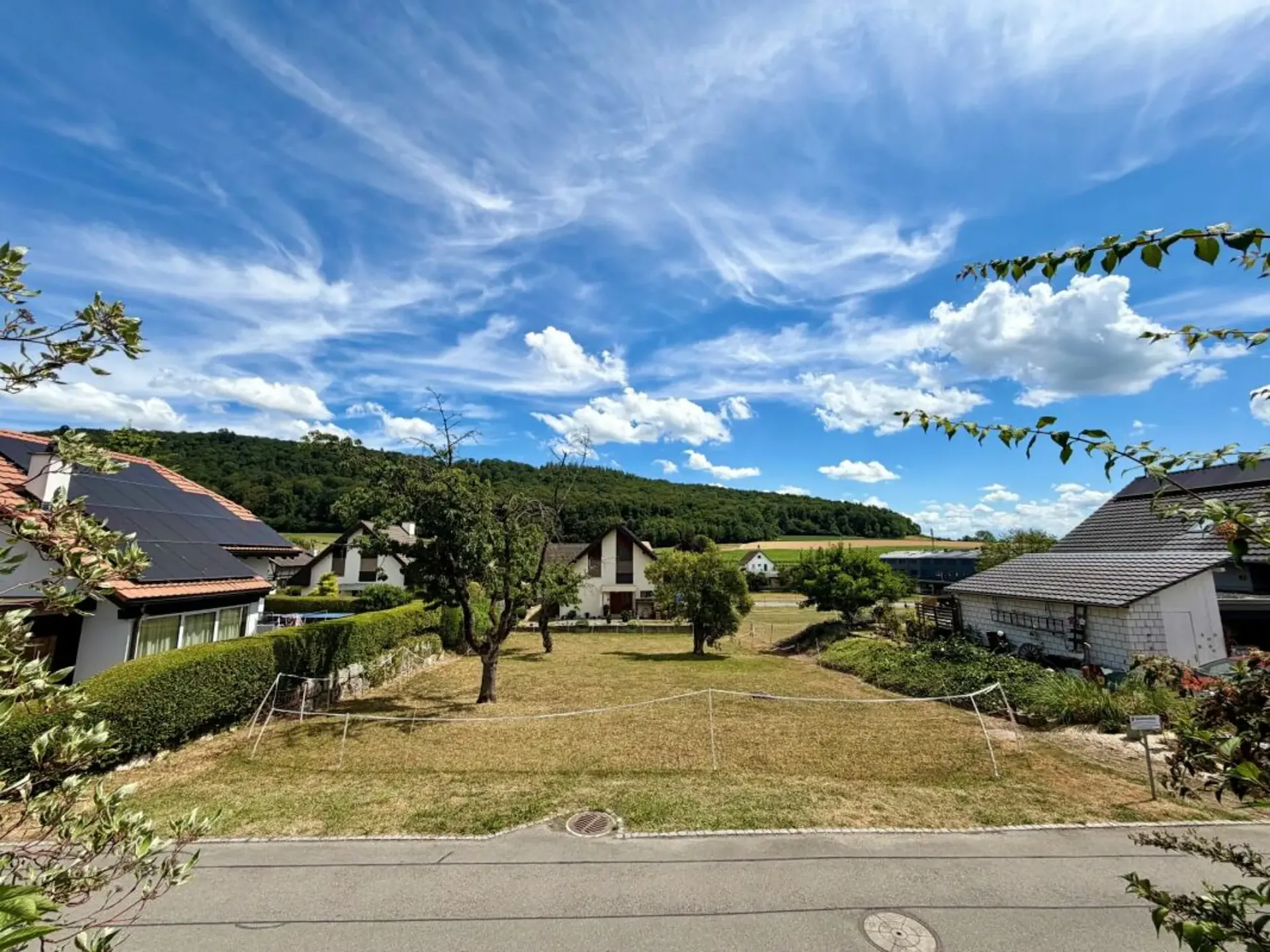 Generous building plot of 615 m2 in Gals BE