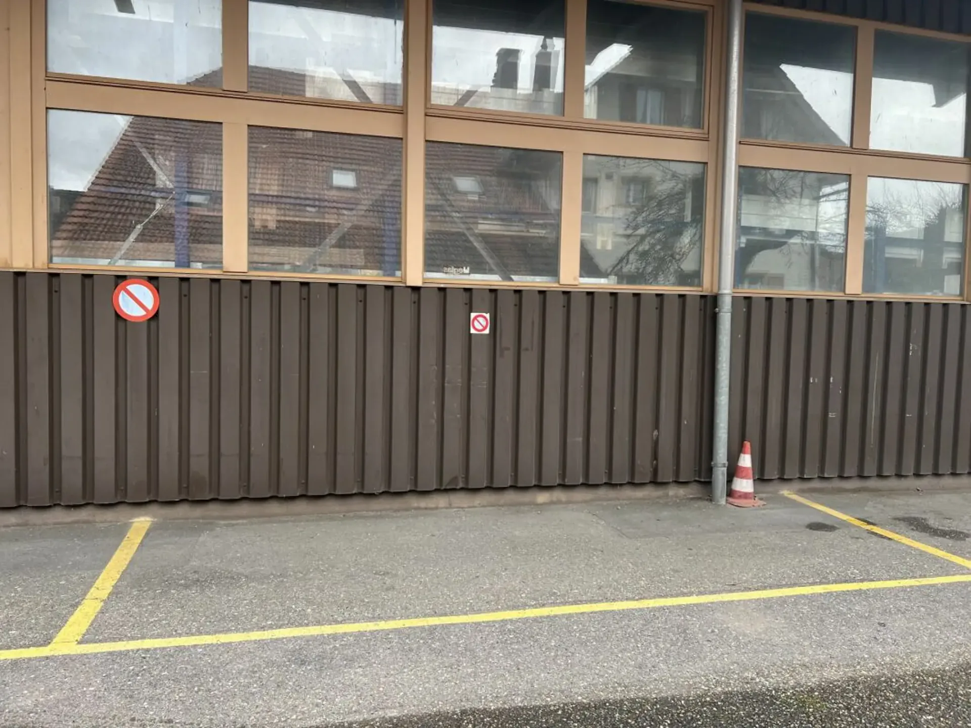 zentraler und überdachter Parkplatz zu vermieten