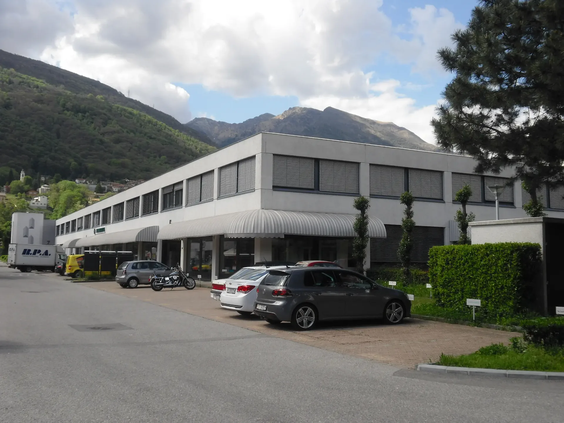 Interessanter Gewerberaum in Via Carvina 6, Taverne - Vermietung von 156 m2 Fläche in einem gut erschlossenen Bereich der Autobahn