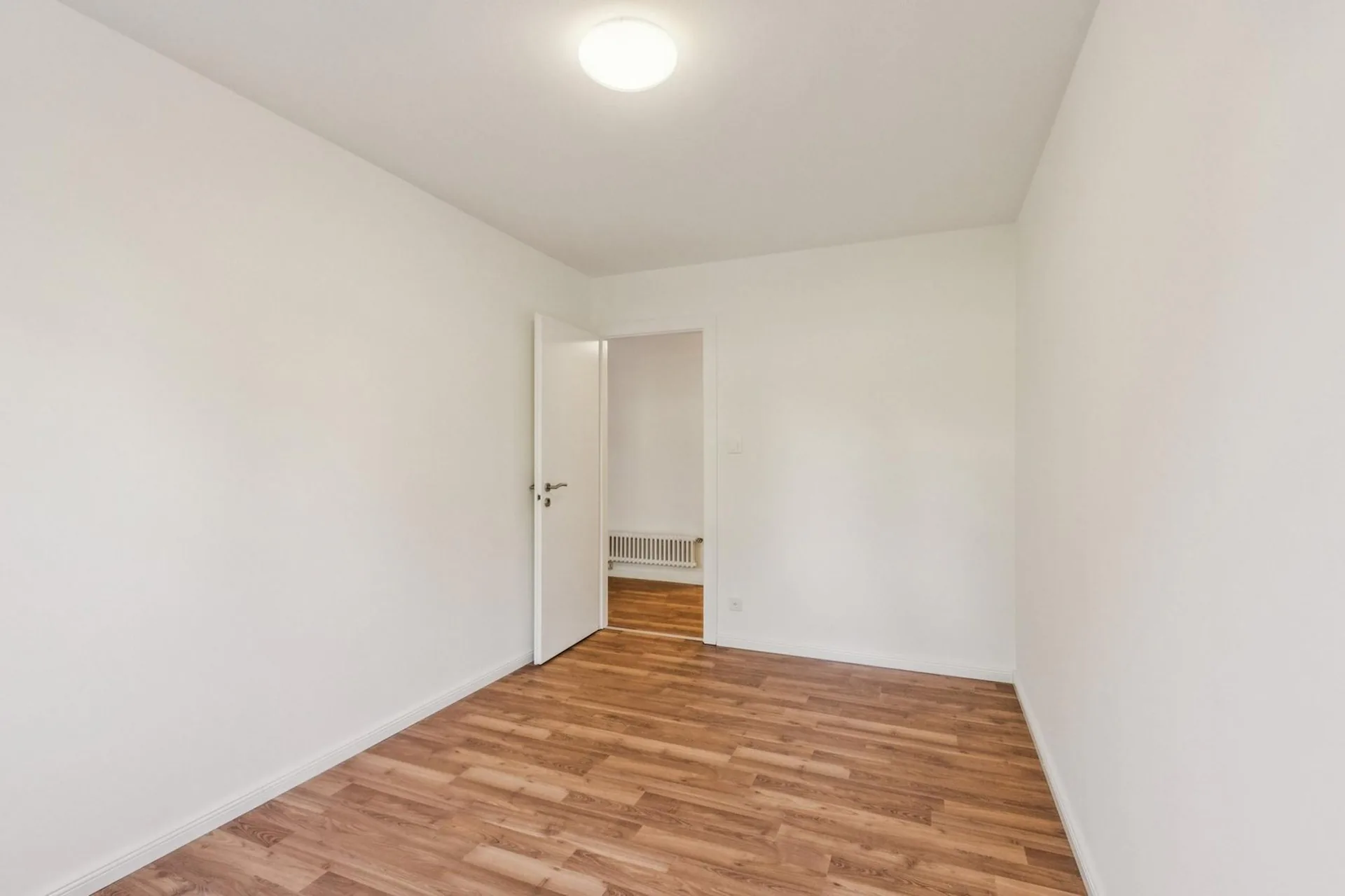 Appartement de 2 pièces entièrement rénové au 1er étage  disponible de suite