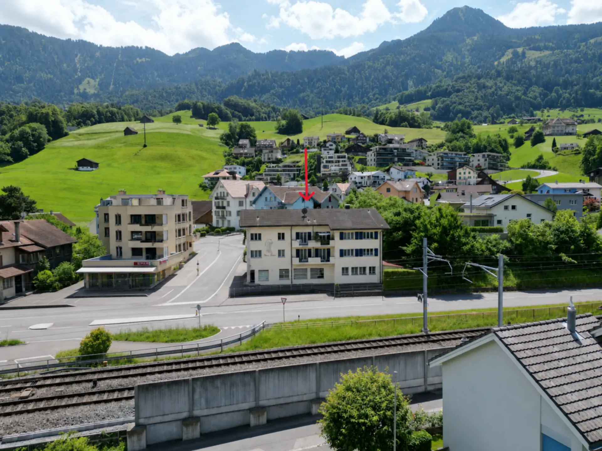 Mehrfamilienhaus mit 4 Wohneinheiten und einem Gewerbelokal in Unterterzen SG