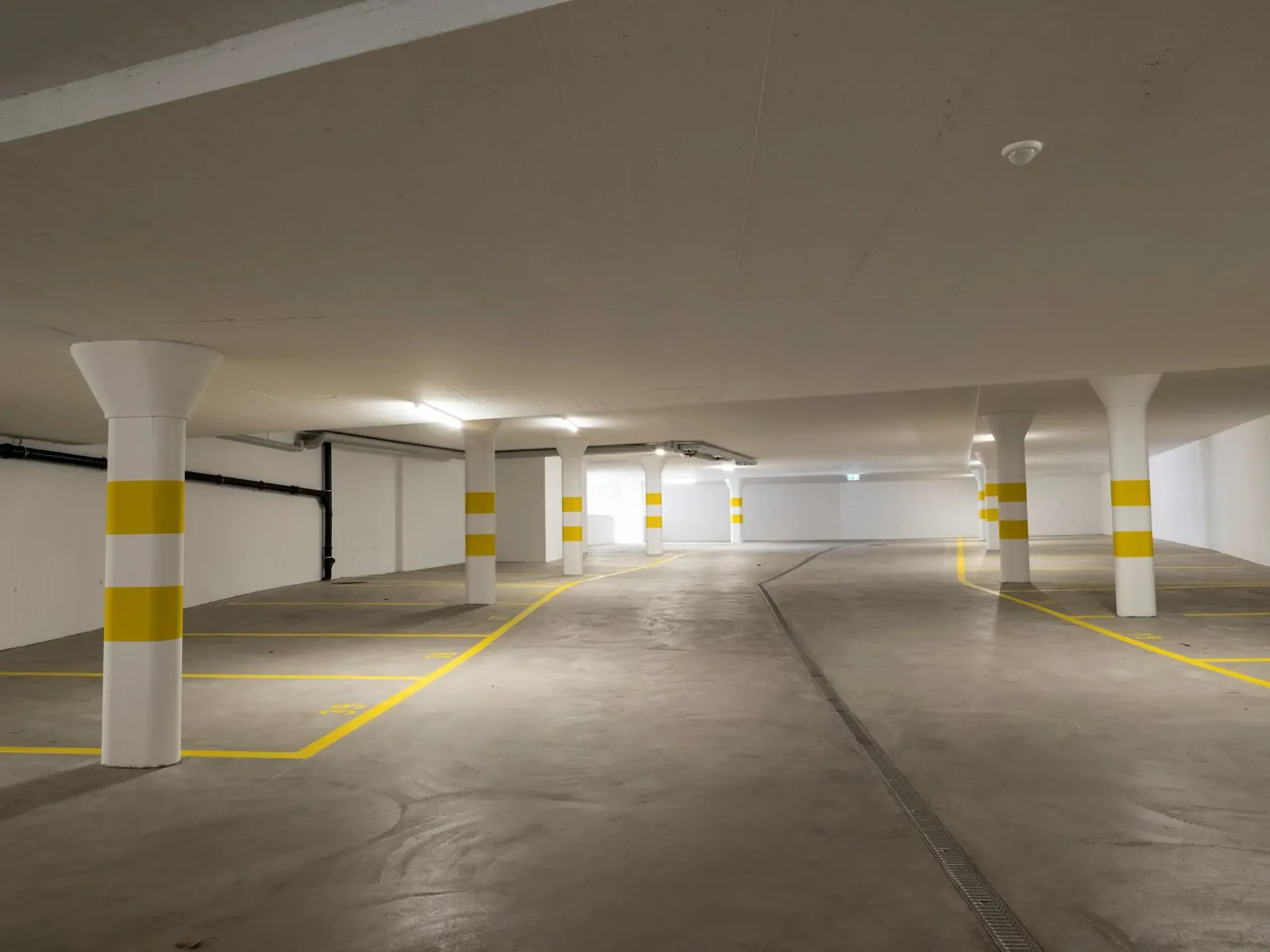 Place de parking en sous-sol très large à louer, également possible pour l'hiver seulement