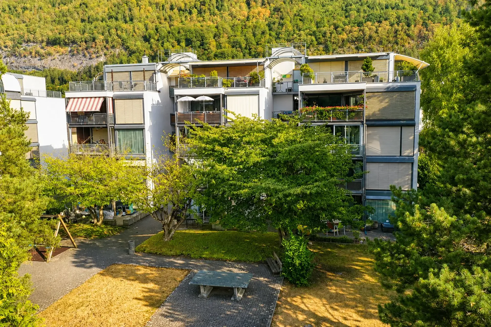 Appartement de jardin spacieux, 5,5 pièces, avec place de parking et salle de bricolage