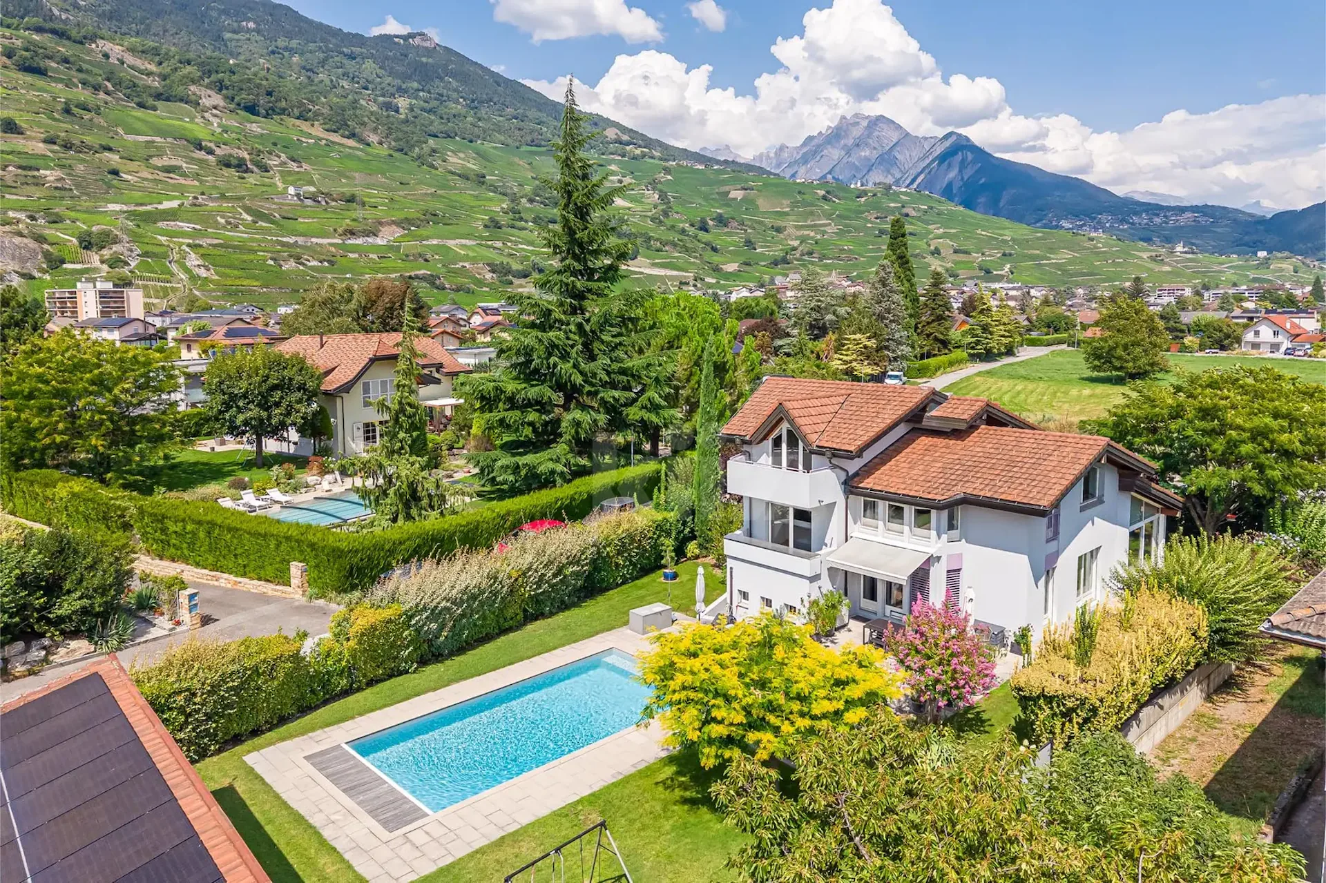 Splendid family villa with pool and outdoor kitchen