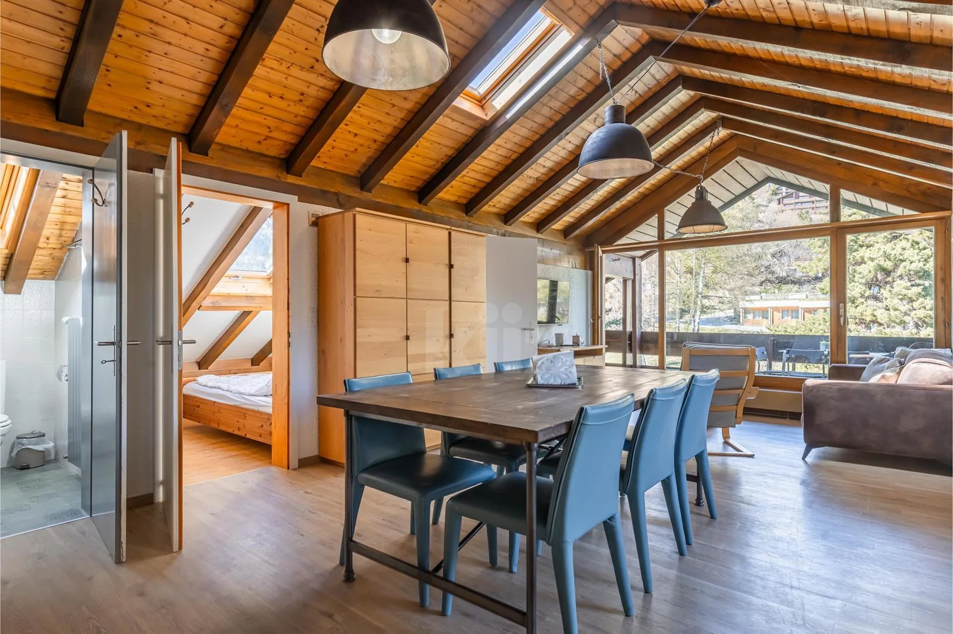 Charming apartment with mountain view and large balcony