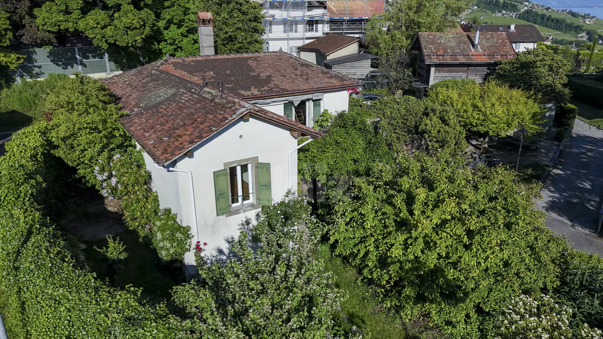 Idyllic 19th century house renovated with taste, unique object