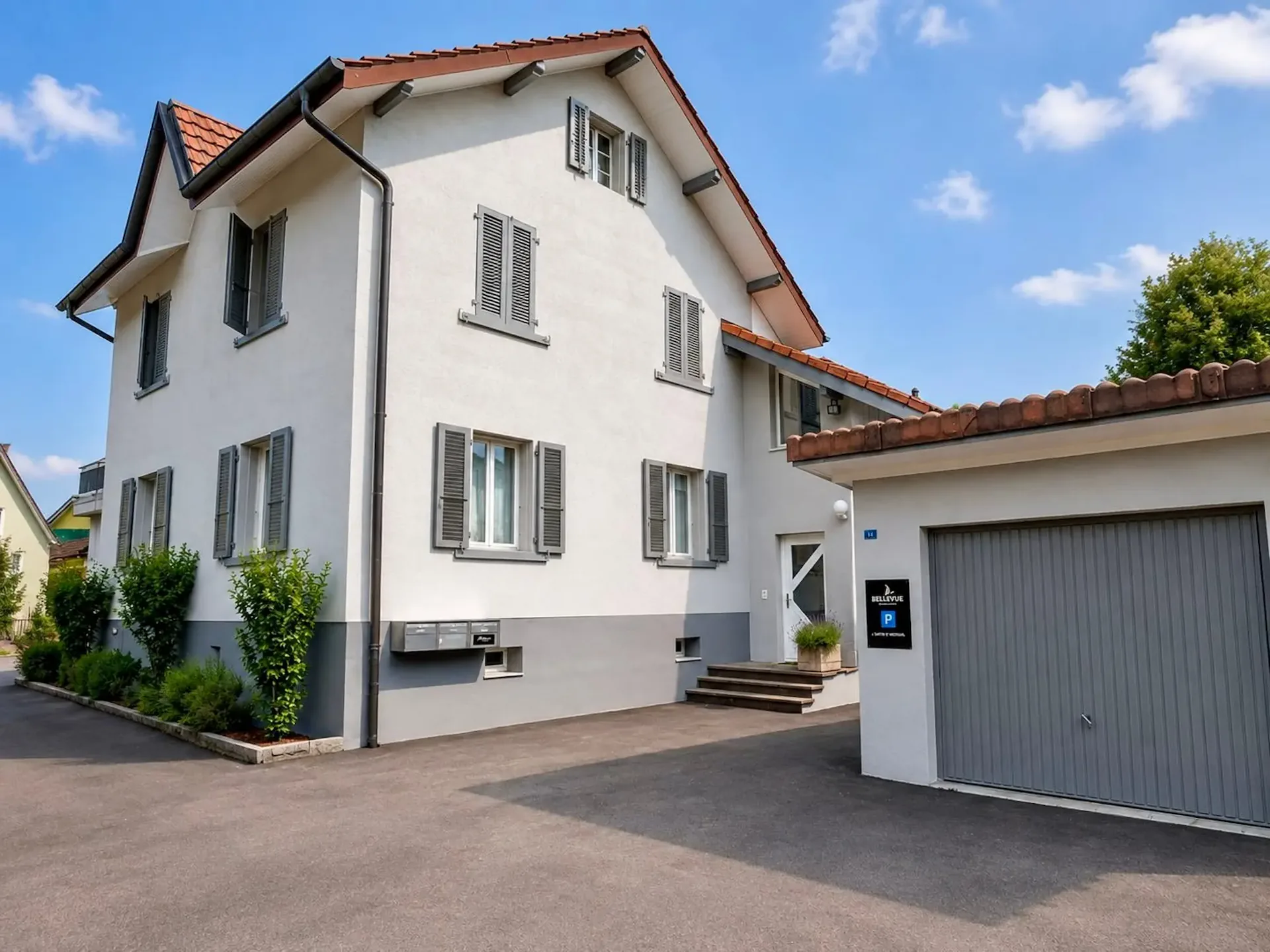 Propriété caractéristique avec deux appartements, maison unifamiliale attenante, grand jardin et piscine
