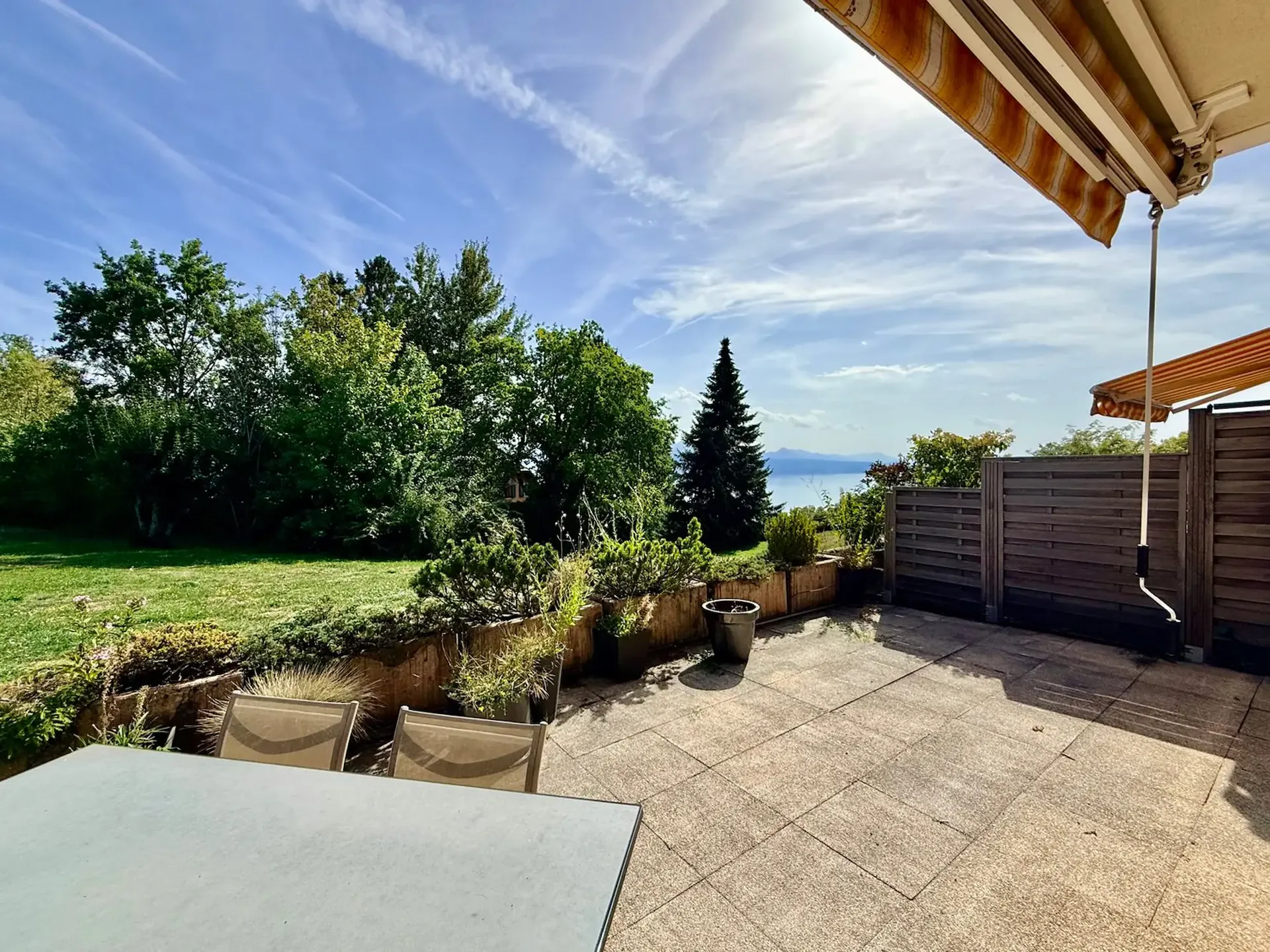 Beautiful 2.5-room apartment with large terrace and lovely views of the lake and mountains