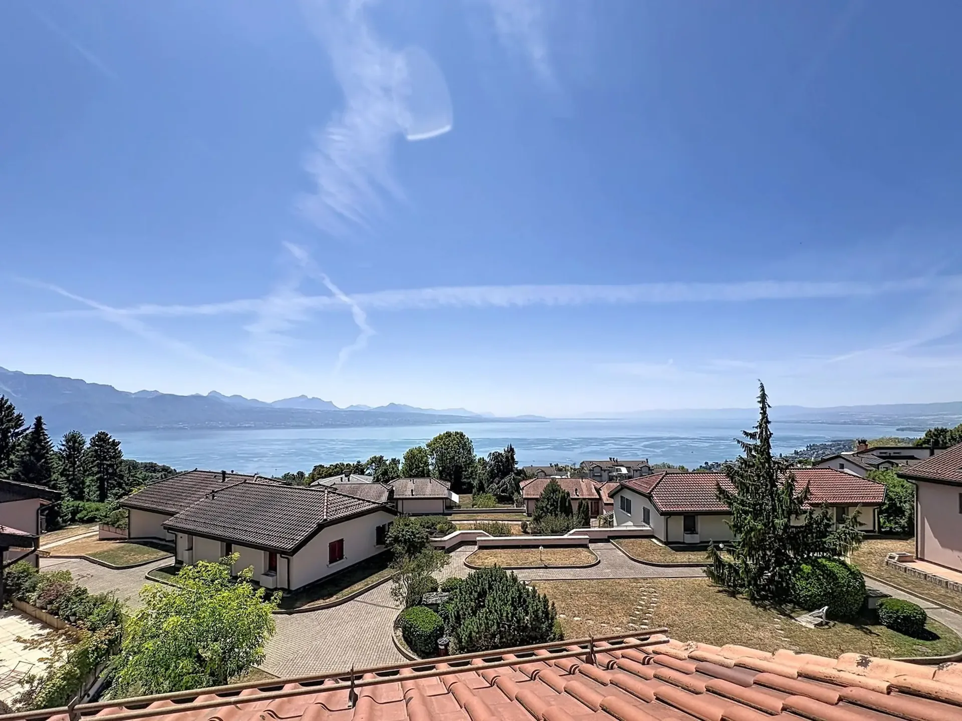 Superb 3.5-room attic apartment with a view of the lake and the mountains